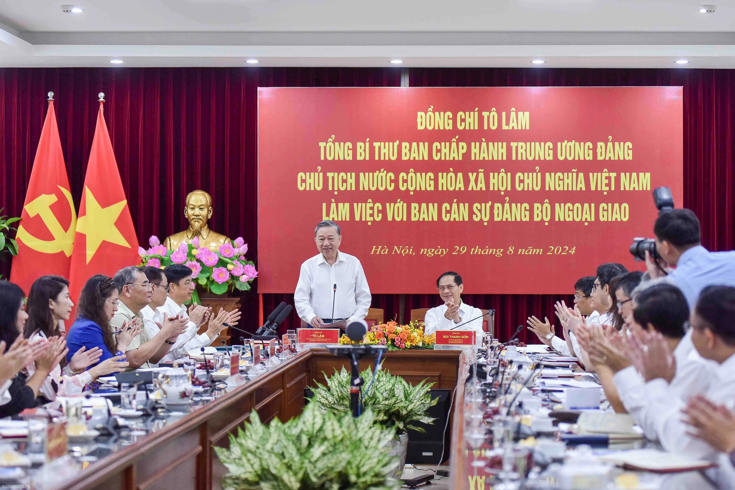 Tổng B&iacute; thư, Chủ tịch nước: Ngoại giao cần lan tỏa phi&ecirc;n bản Việt Nam độc lập, phồn vinh- Ảnh 2.