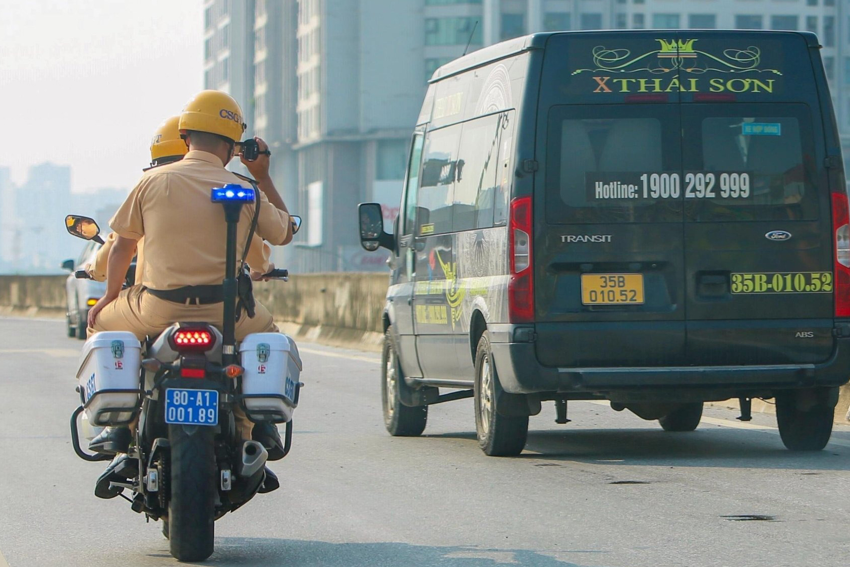 Cảnh s&aacute;t H&agrave; Nội h&oacute;a trang ghi h&igrave;nh t&agrave;i xế vi phạm, chống đua xe dịp nghỉ lễ 2/9- Ảnh 1.