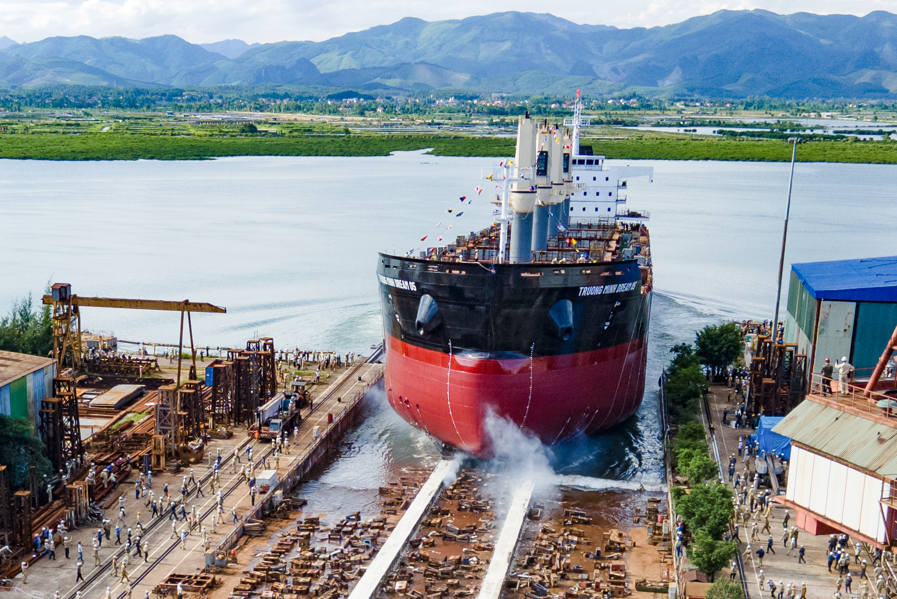 Hạ thủy tàu hàng trọng tải 45.000 DWT- Ảnh 2. Hạ thủy tàu hàng trọng tải 45.000 DWT- Ảnh 2.