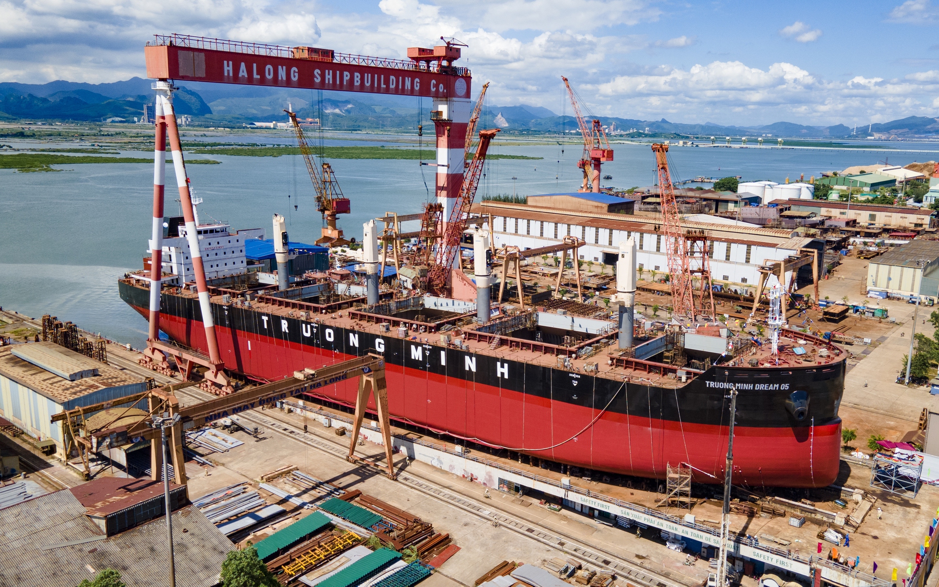 Cận cảnh t&agrave;u h&agrave;ng 45.000 DWT vừa hạ thủy tại Hạ Long