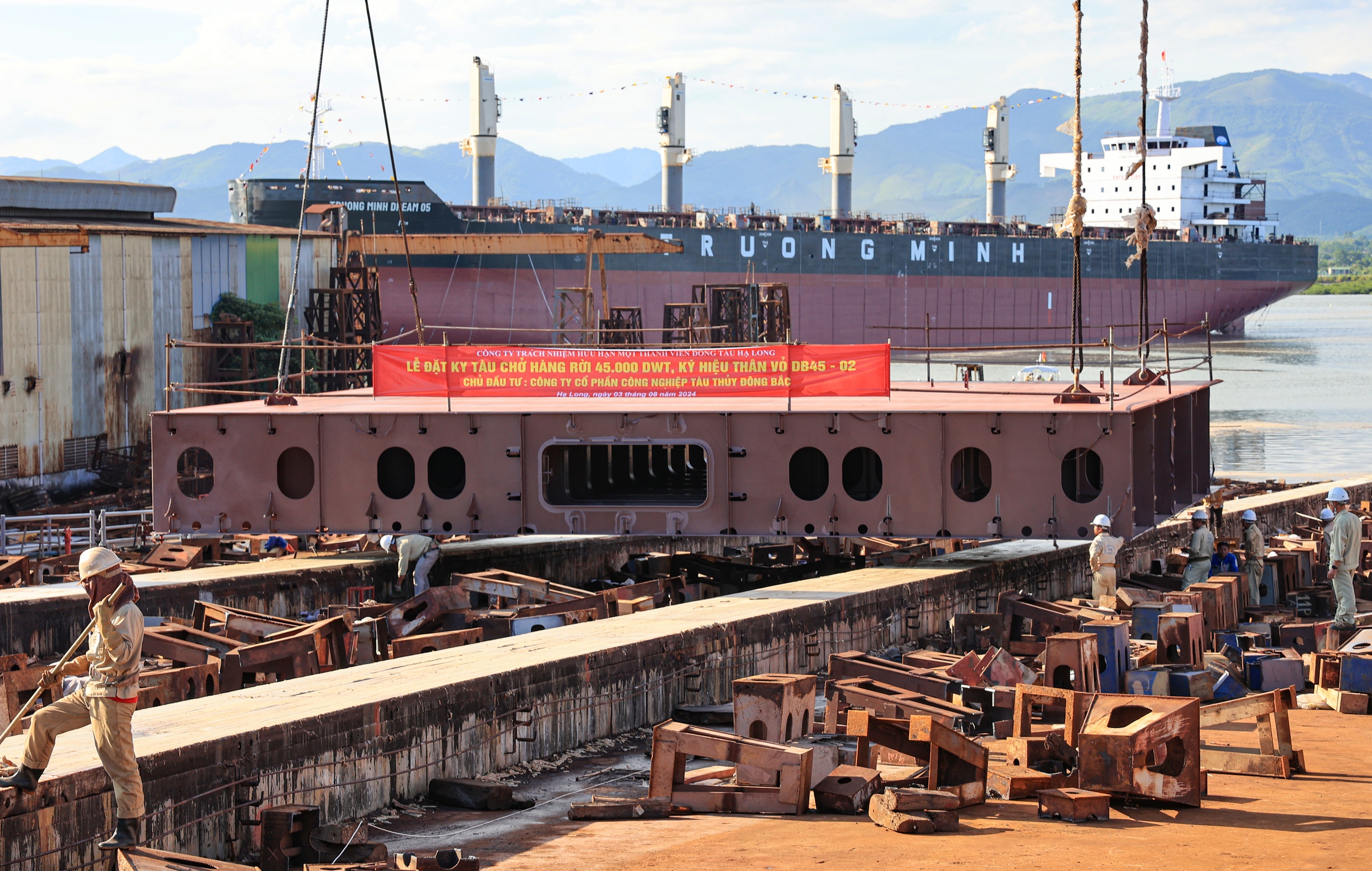 Hạ thủy tàu hàng trọng tải 45.000 DWT- Ảnh 6. Hạ thủy tàu hàng trọng tải 45.000 DWT- Ảnh 6.