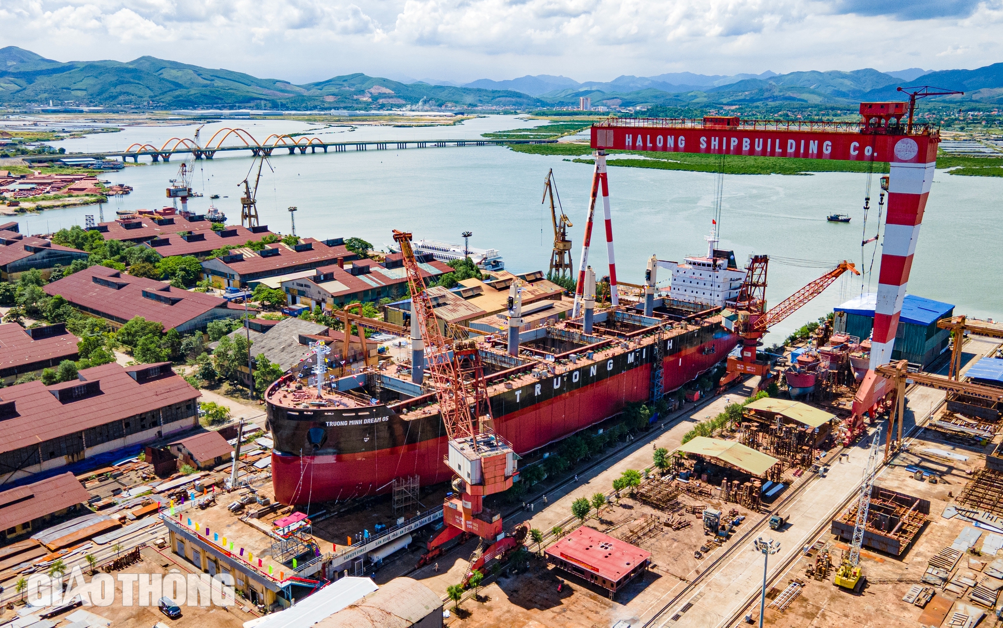 Cận cảnh tàu hàng 45.000 DWT vừa hạ thủy tại Hạ Long- Ảnh 1. Cận cảnh tàu hàng 45.000 DWT vừa hạ thủy tại Hạ Long- Ảnh 1.