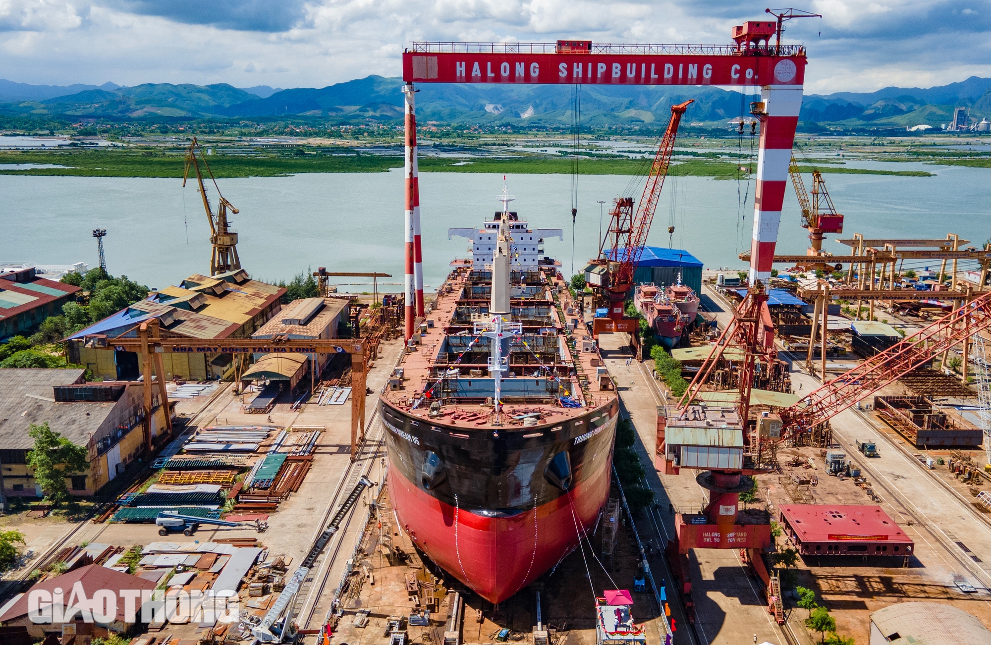 Cận cảnh tàu hàng 45.000 DWT vừa hạ thủy tại Hạ Long- Ảnh 3. Cận cảnh tàu hàng 45.000 DWT vừa hạ thủy tại Hạ Long- Ảnh 3.