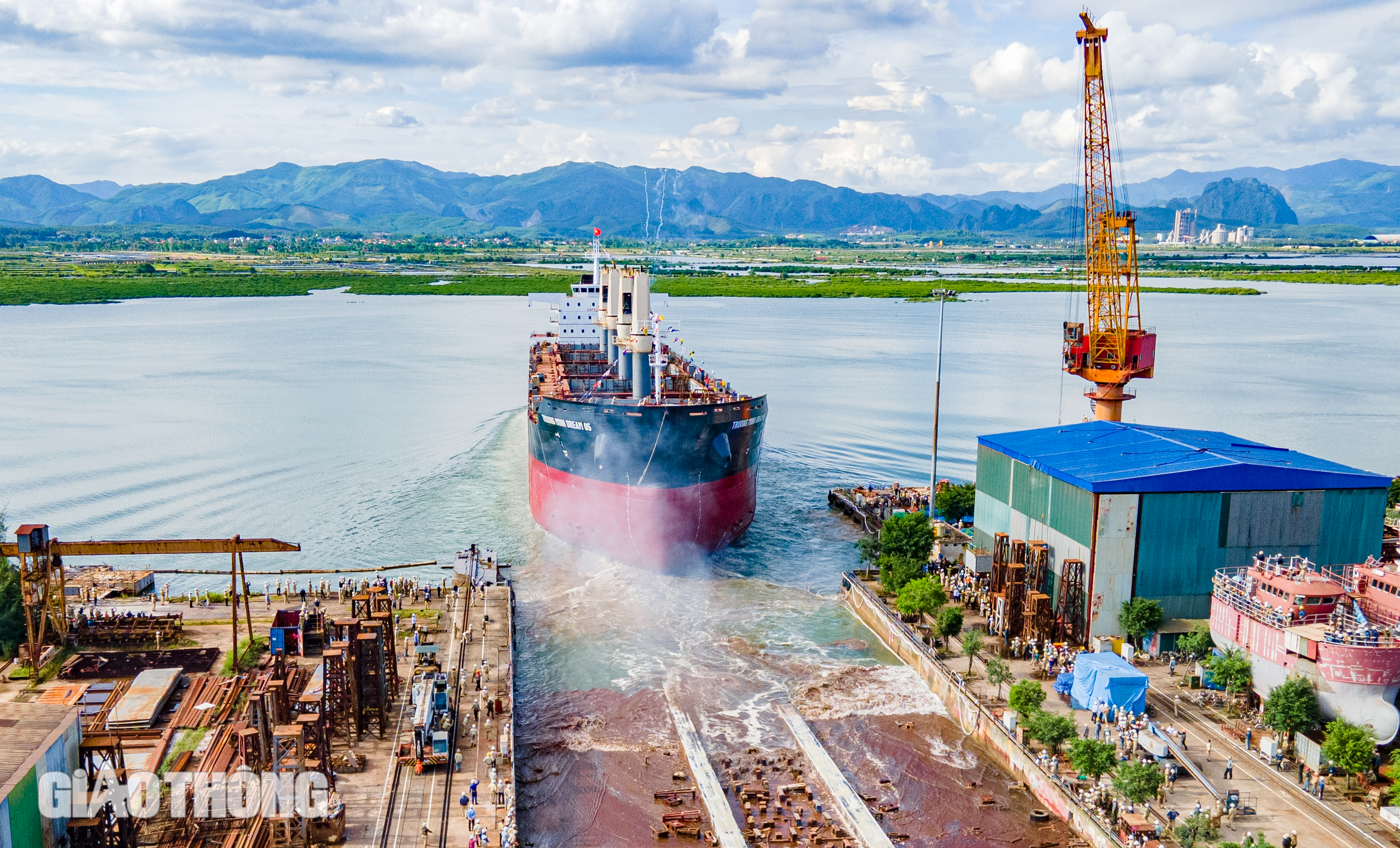 Cận cảnh tàu hàng 45.000 DWT vừa hạ thủy tại Hạ Long- Ảnh 10. Cận cảnh tàu hàng 45.000 DWT vừa hạ thủy tại Hạ Long- Ảnh 10.