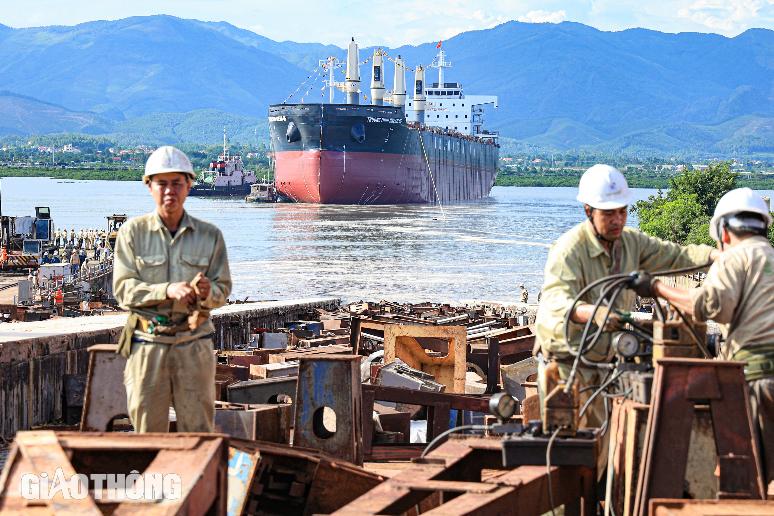 Cận cảnh tàu hàng 45.000 DWT vừa hạ thủy tại Hạ Long- Ảnh 13. Cận cảnh tàu hàng 45.000 DWT vừa hạ thủy tại Hạ Long- Ảnh 13.