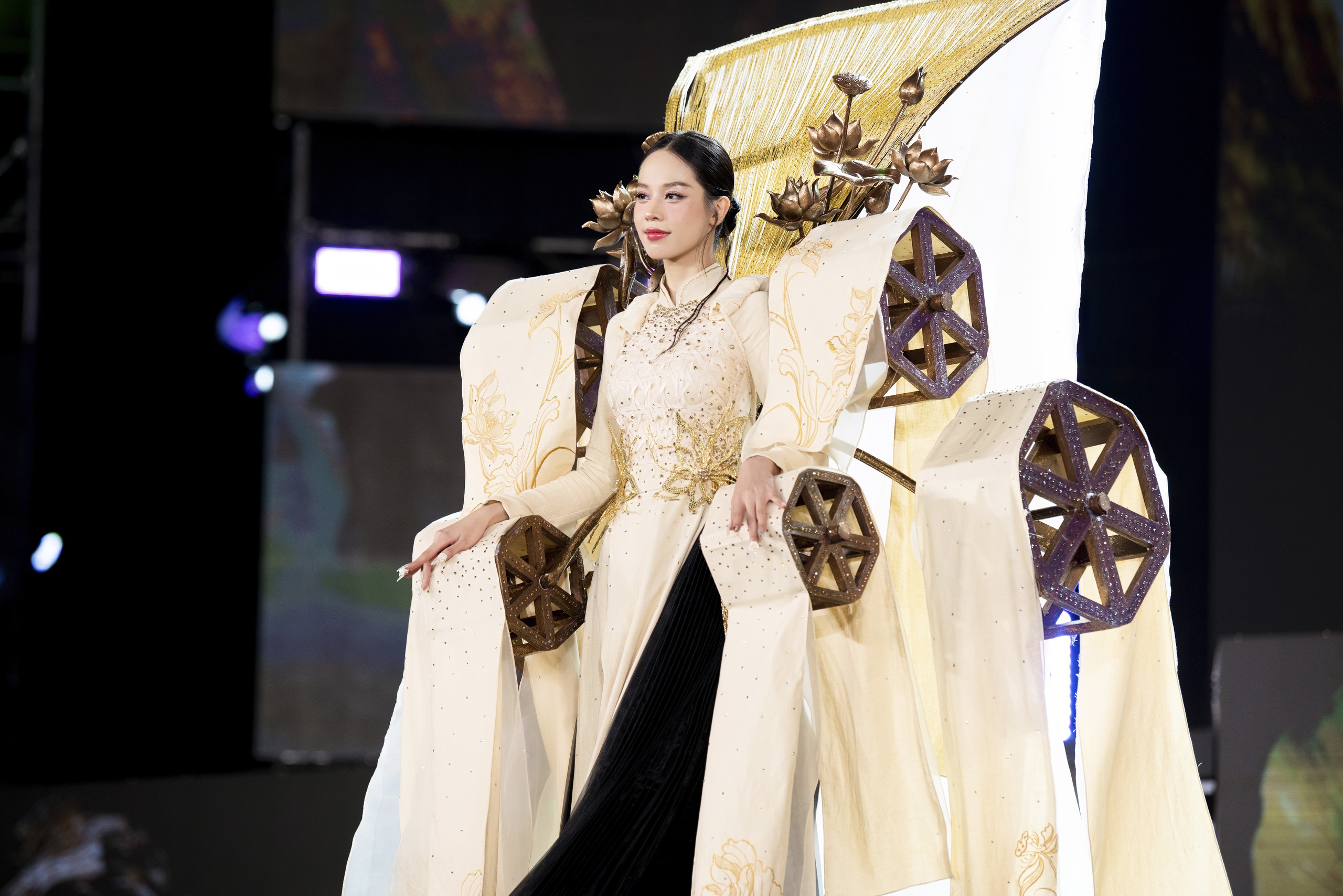 Thiết kế Khảm x&agrave; cừ thắng giải Trang phục d&acirc;n tộc ở Miss Grand Vietnam- Ảnh 2.
