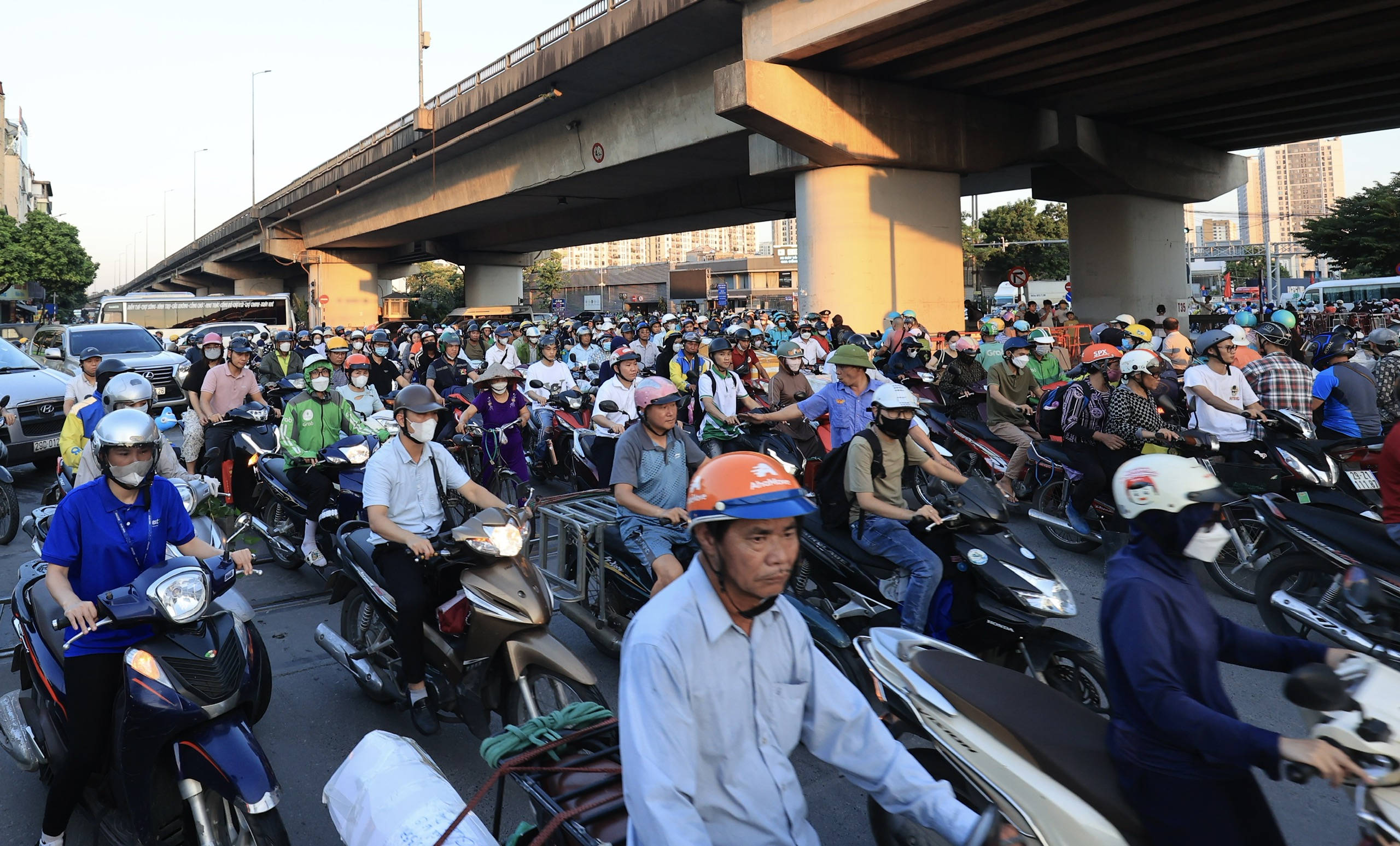 Cửa ng&otilde; H&agrave; Nội &ldquo;chật như n&ecirc;m&rdquo; chiều cuối trước kỳ nghỉ 2/9- Ảnh 8.