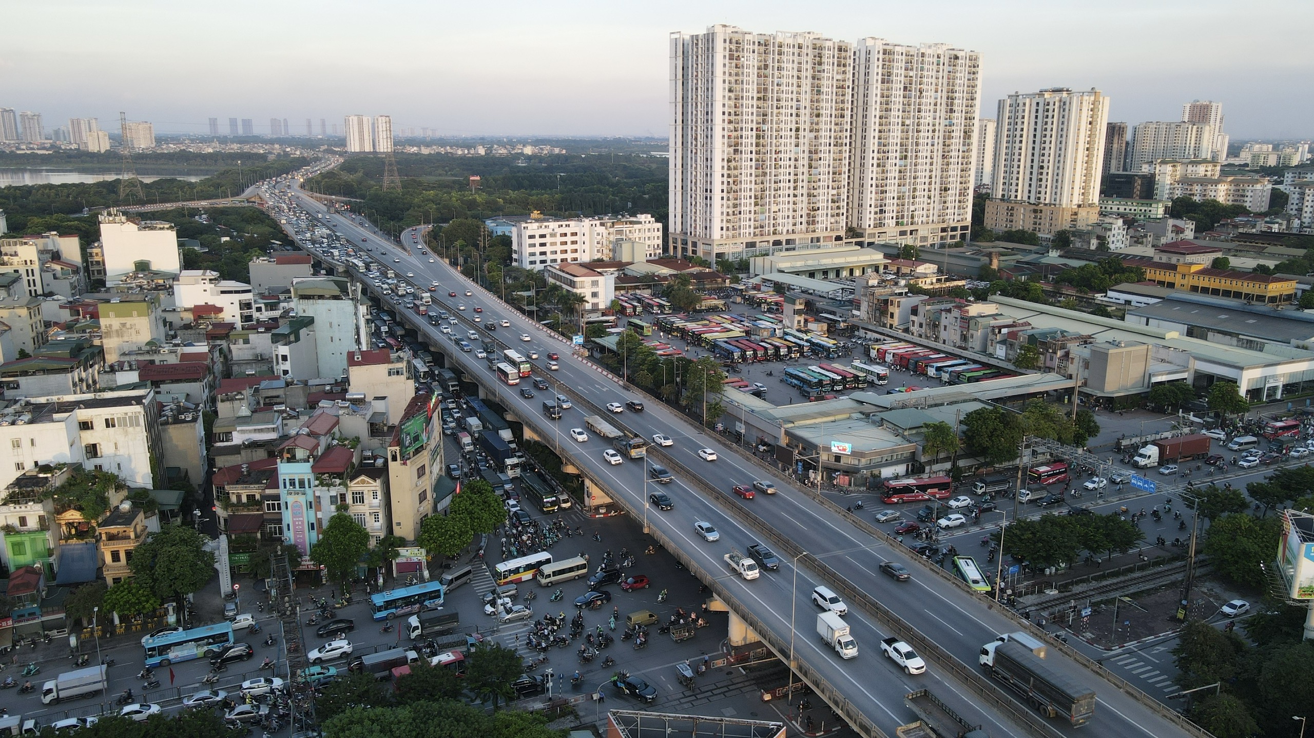 Cửa ng&otilde; H&agrave; Nội &ldquo;chật như n&ecirc;m&rdquo; chiều cuối trước kỳ nghỉ 2/9- Ảnh 3.