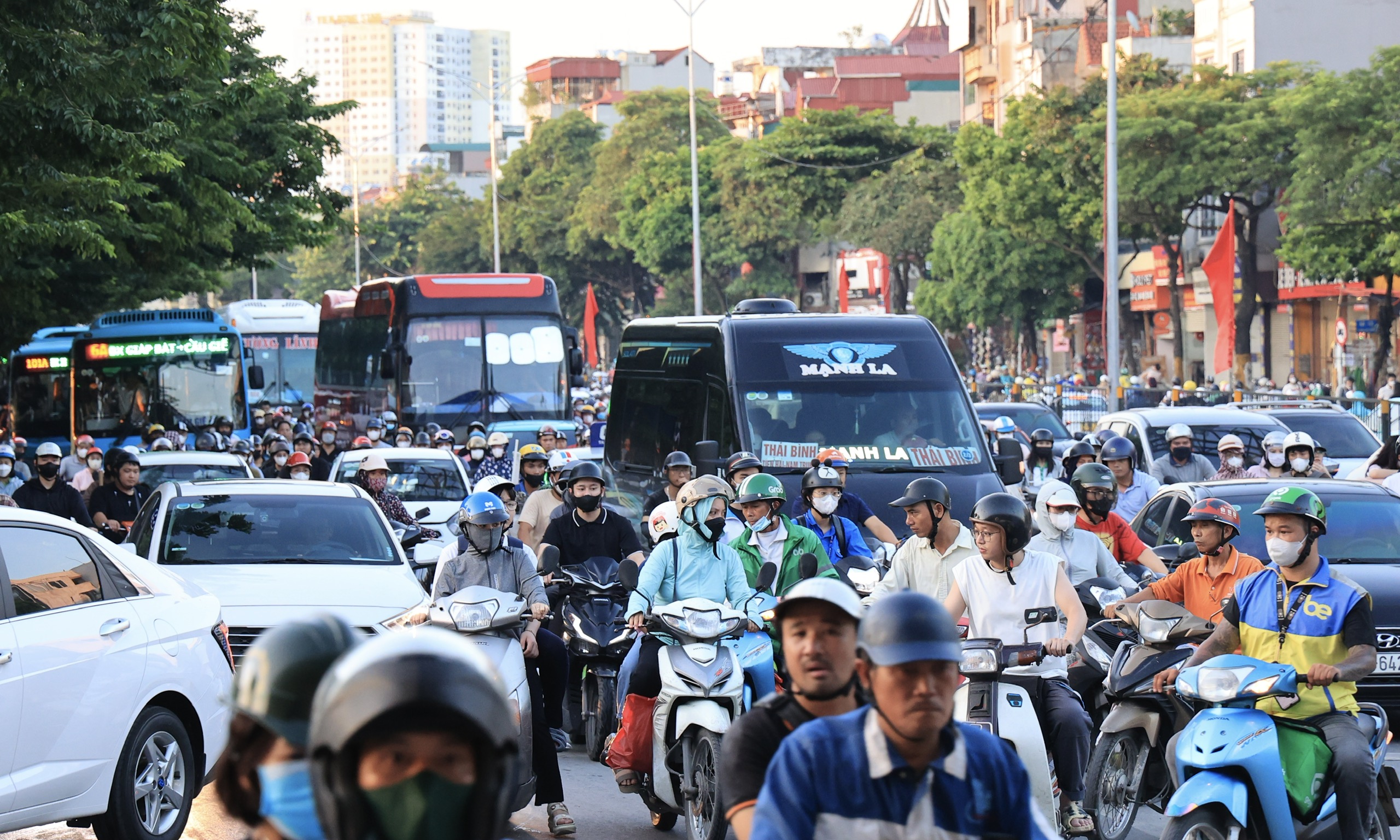 Cửa ng&otilde; H&agrave; Nội &ldquo;chật như n&ecirc;m&rdquo; chiều cuối trước kỳ nghỉ 2/9- Ảnh 5.