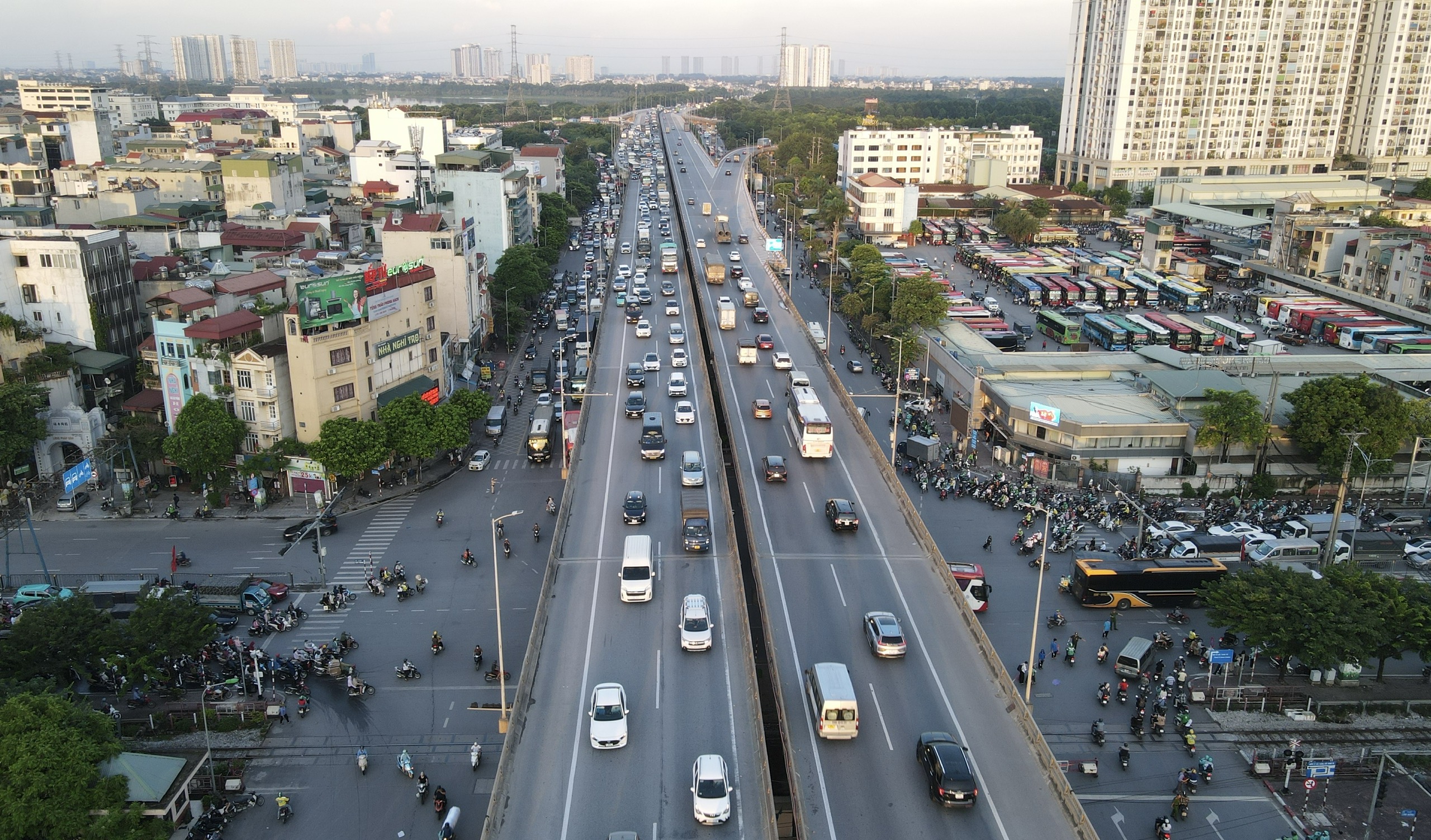 Cửa ng&otilde; H&agrave; Nội &ldquo;chật như n&ecirc;m&rdquo; chiều cuối trước kỳ nghỉ 2/9- Ảnh 11.