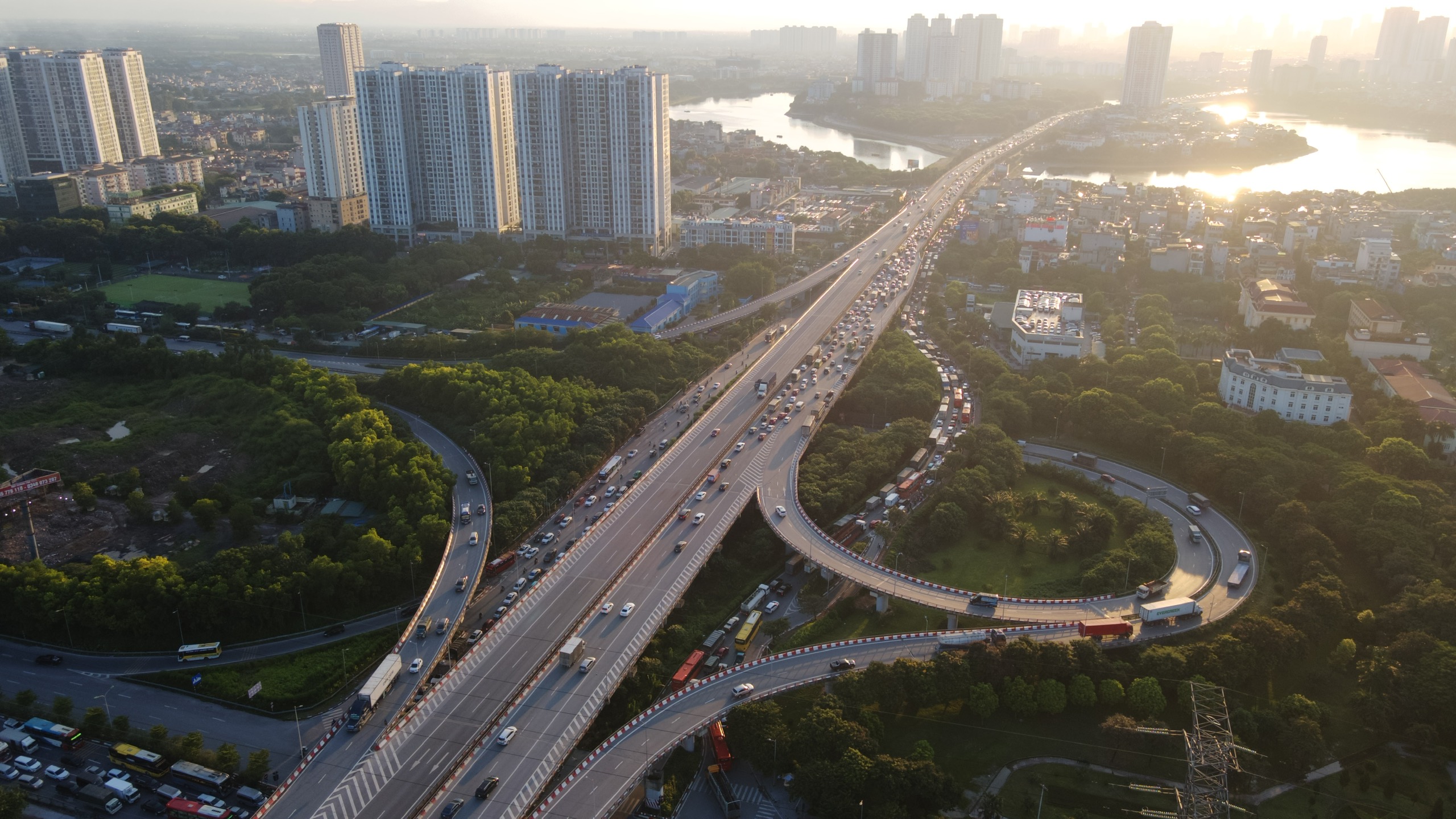 Cửa ng&otilde; H&agrave; Nội &ldquo;chật như n&ecirc;m&rdquo; chiều cuối trước kỳ nghỉ 2/9- Ảnh 9.