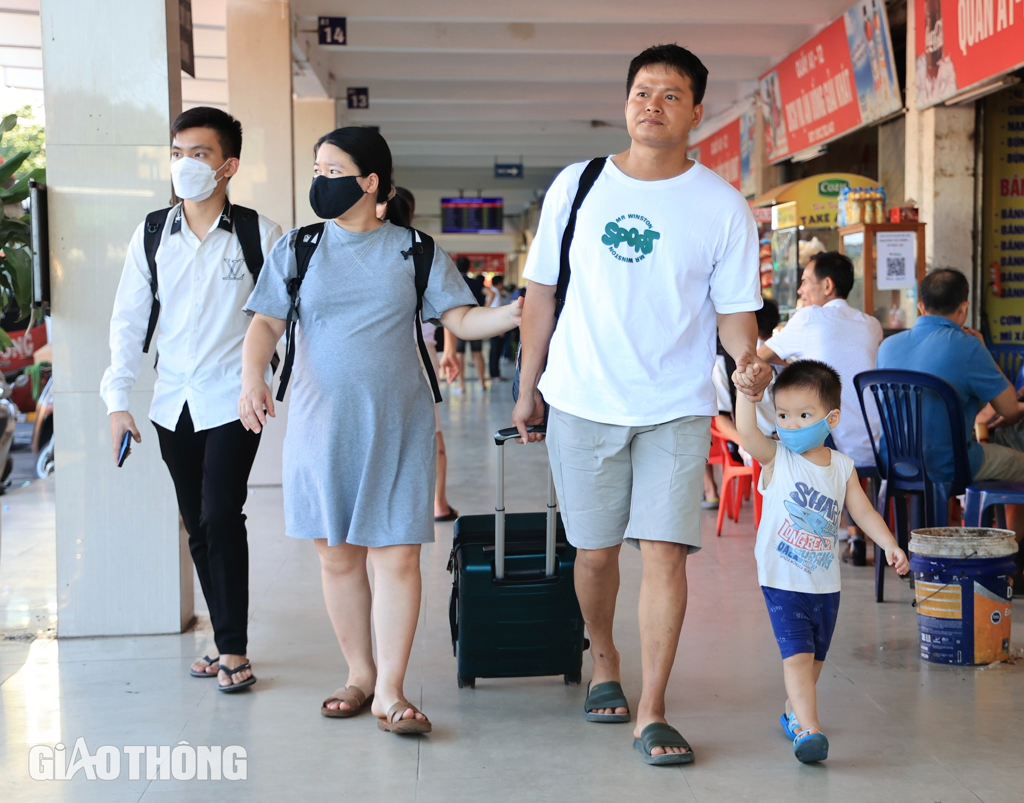 Bến xe H&agrave; Nội đ&ocirc;ng nghẹt kh&aacute;ch trước kỳ nghỉ lễ 2/9- Ảnh 3.