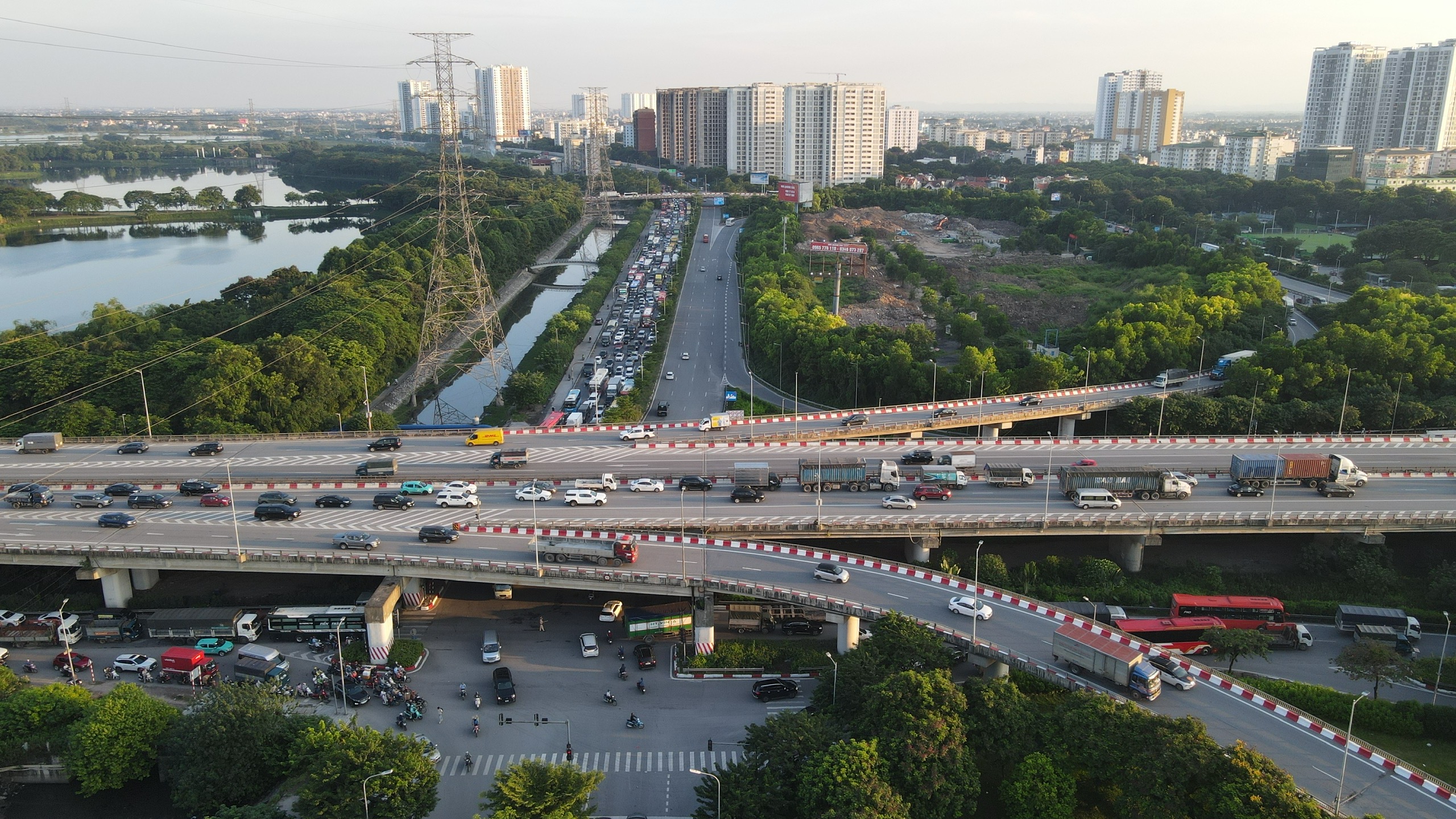 Cửa ng&otilde; H&agrave; Nội &ldquo;chật như n&ecirc;m&rdquo; chiều cuối trước kỳ nghỉ 2/9- Ảnh 10.