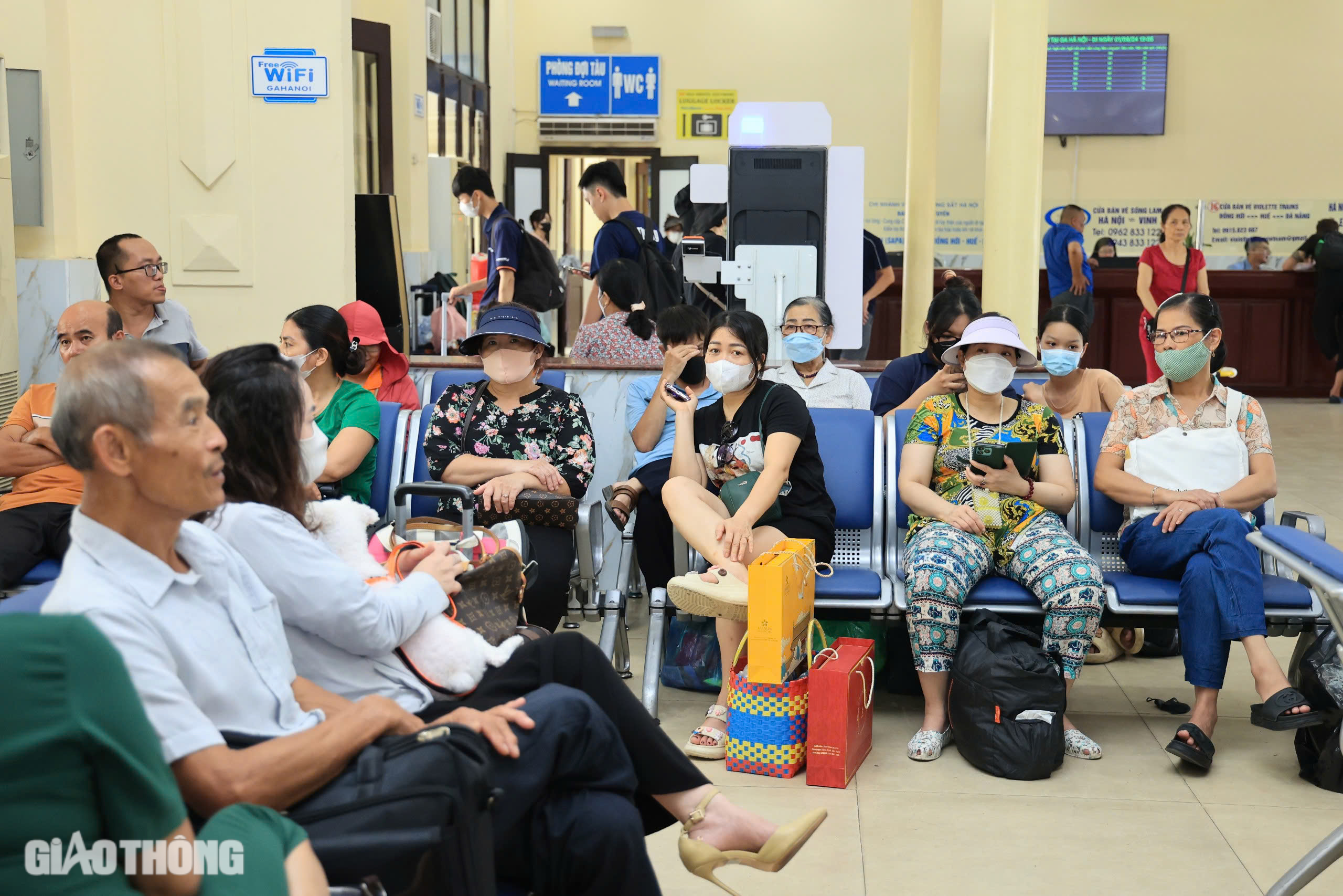 Kh&aacute;ch nườm nượp đổ về ga H&agrave; Nội, nhiều chuyến t&agrave;u "ch&aacute;y" v&eacute;- Ảnh 12.