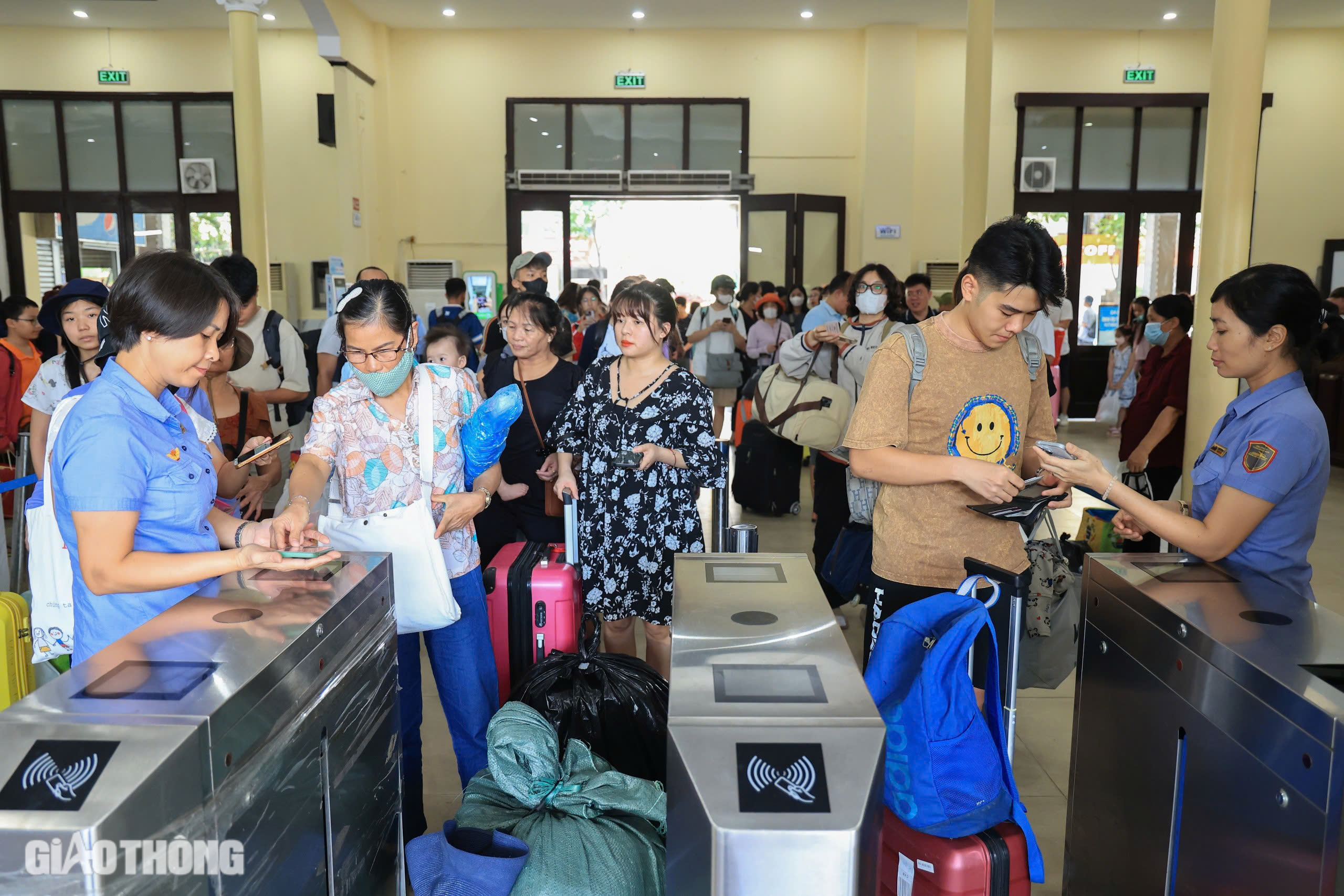 Kh&aacute;ch nườm nượp đổ về ga H&agrave; Nội, nhiều chuyến t&agrave;u "ch&aacute;y" v&eacute;- Ảnh 2.