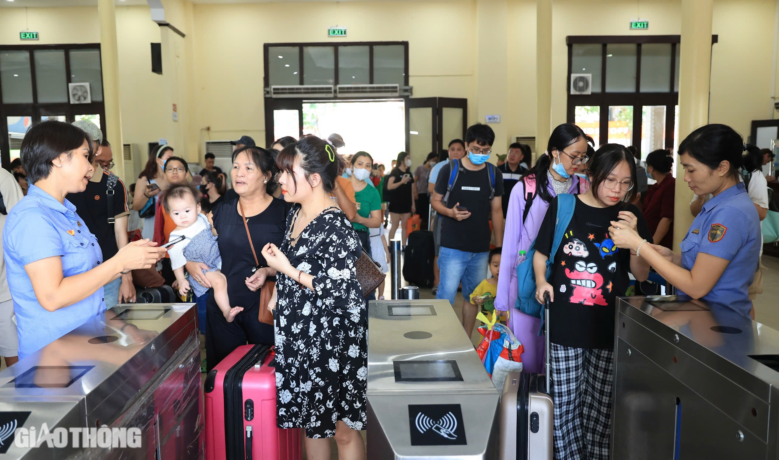 Kh&aacute;ch nườm nượp đổ về ga H&agrave; Nội, nhiều chuyến t&agrave;u "ch&aacute;y" v&eacute;- Ảnh 11.