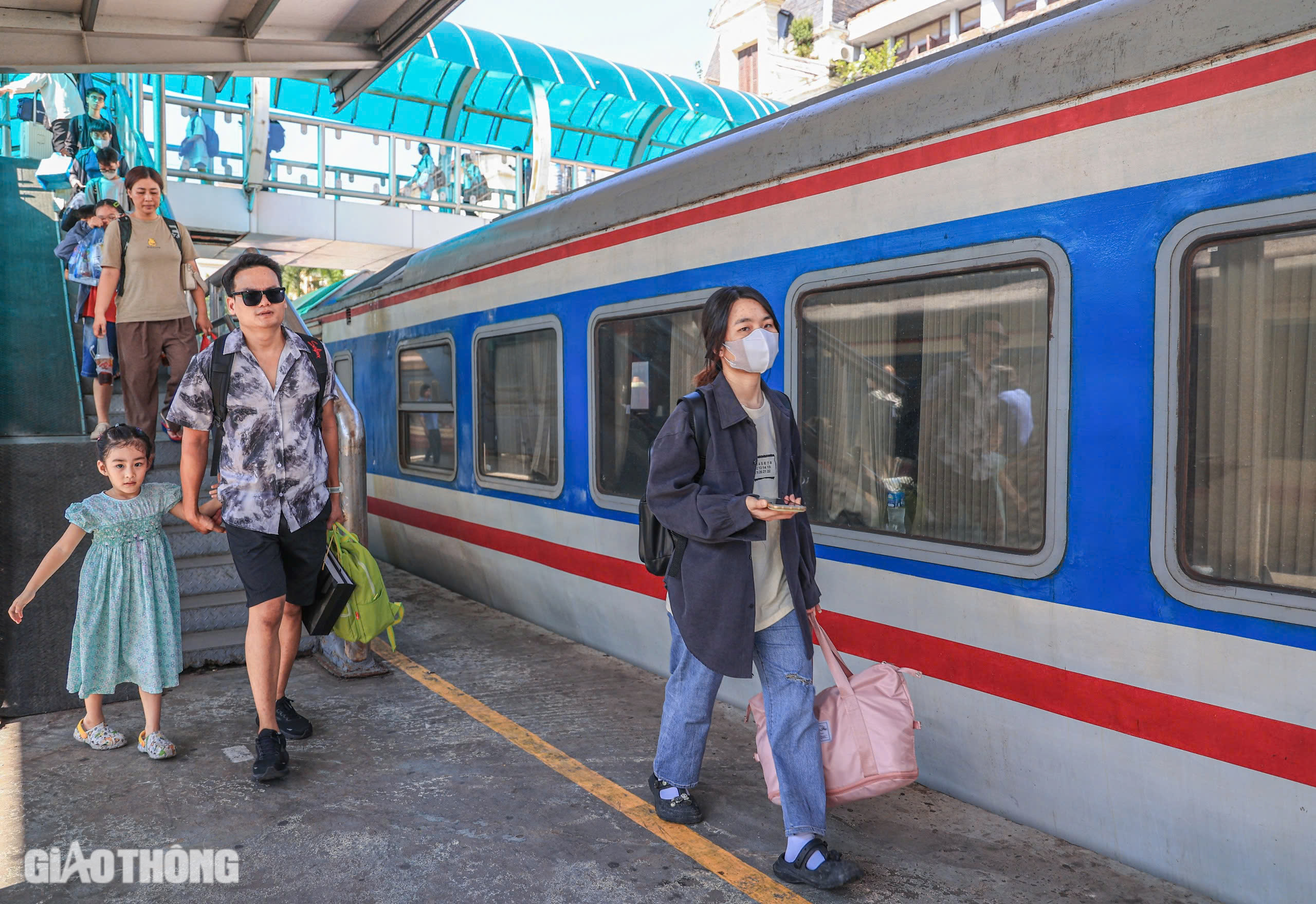 Kh&aacute;ch nườm nượp đổ về ga H&agrave; Nội, nhiều chuyến t&agrave;u "ch&aacute;y" v&eacute;- Ảnh 4.