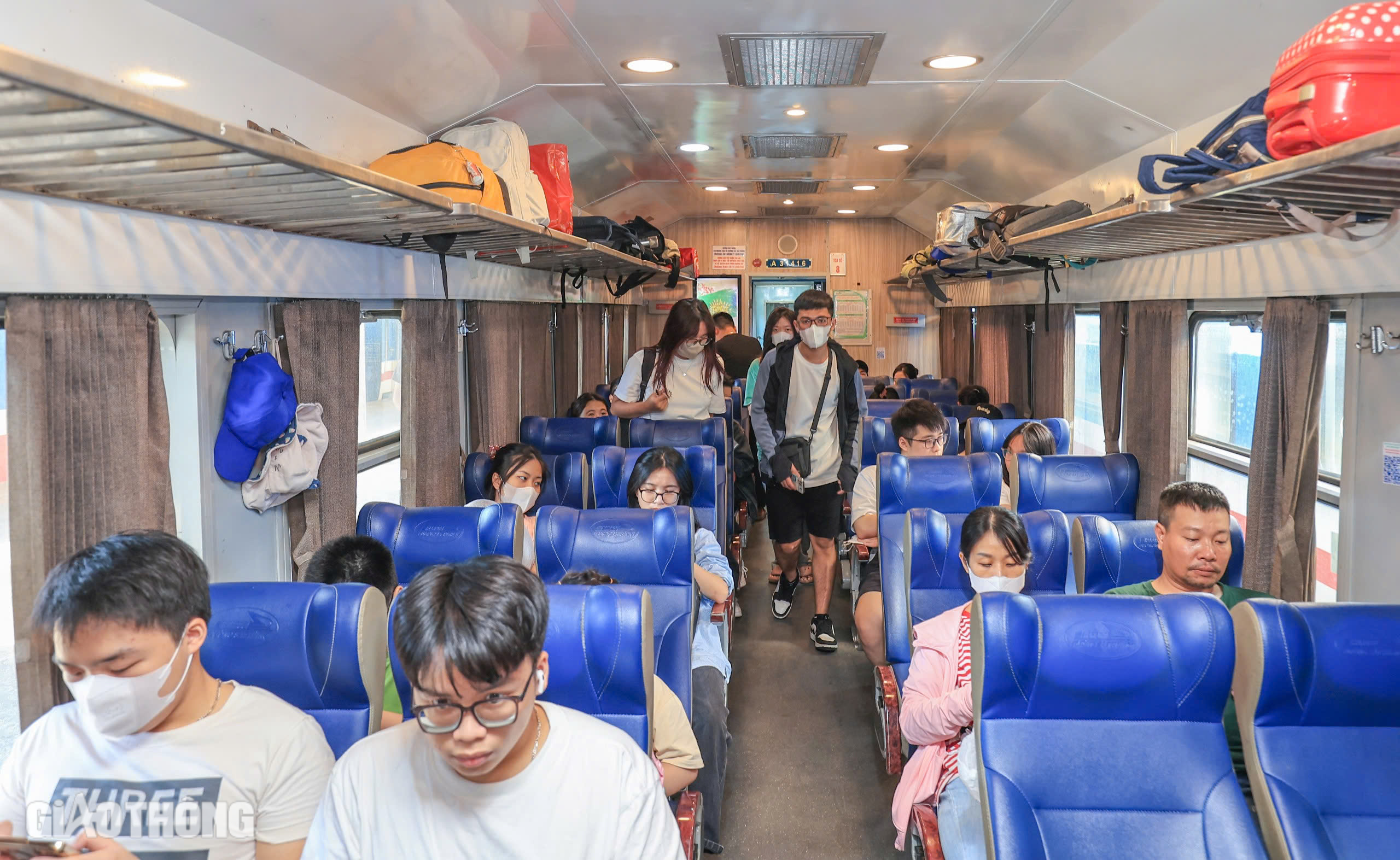 Kh&aacute;ch nườm nượp đổ về ga H&agrave; Nội, nhiều chuyến t&agrave;u "ch&aacute;y" v&eacute;- Ảnh 3.