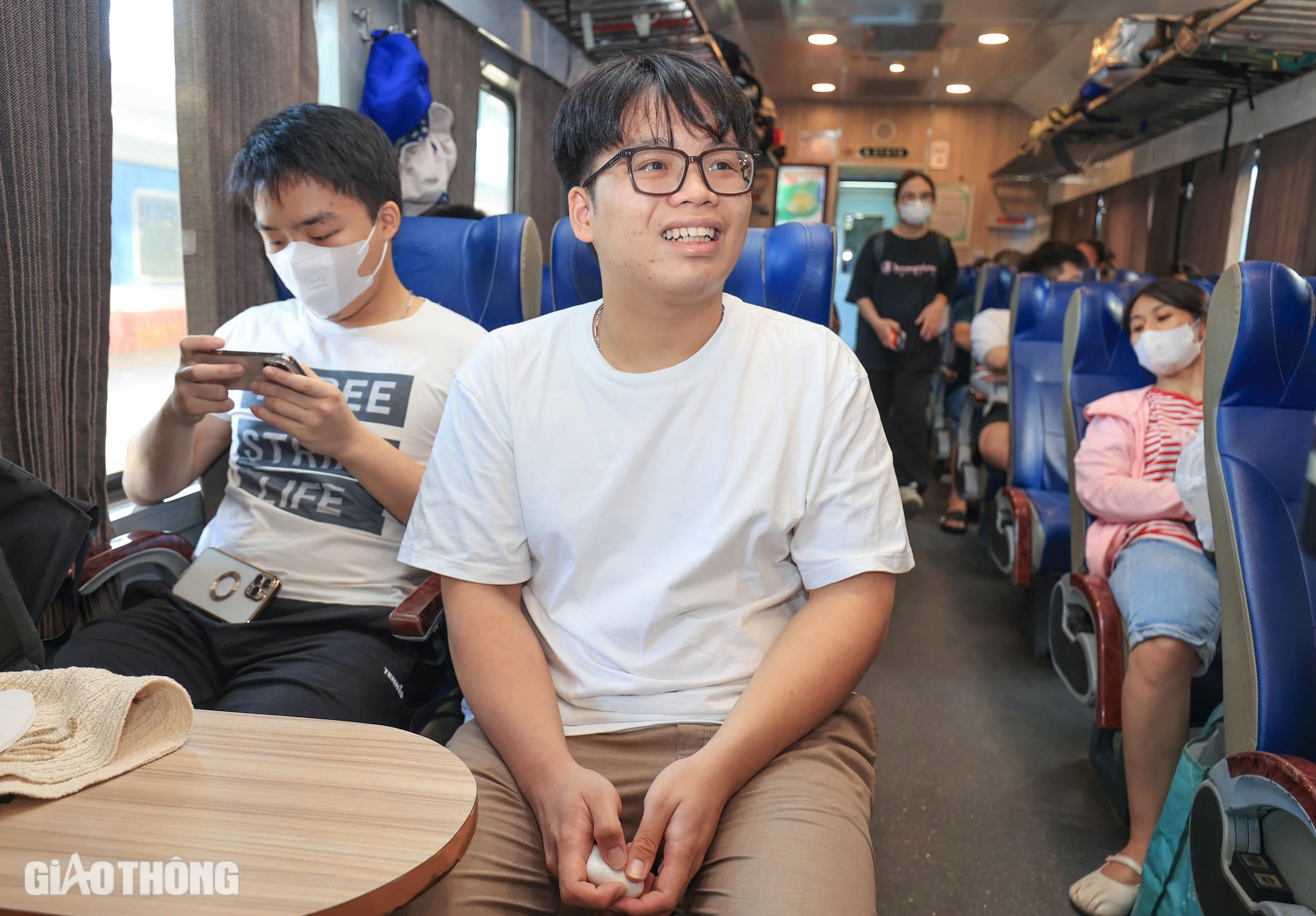 Kh&aacute;ch nườm nượp đổ về ga H&agrave; Nội, nhiều chuyến t&agrave;u "ch&aacute;y" v&eacute;- Ảnh 6.