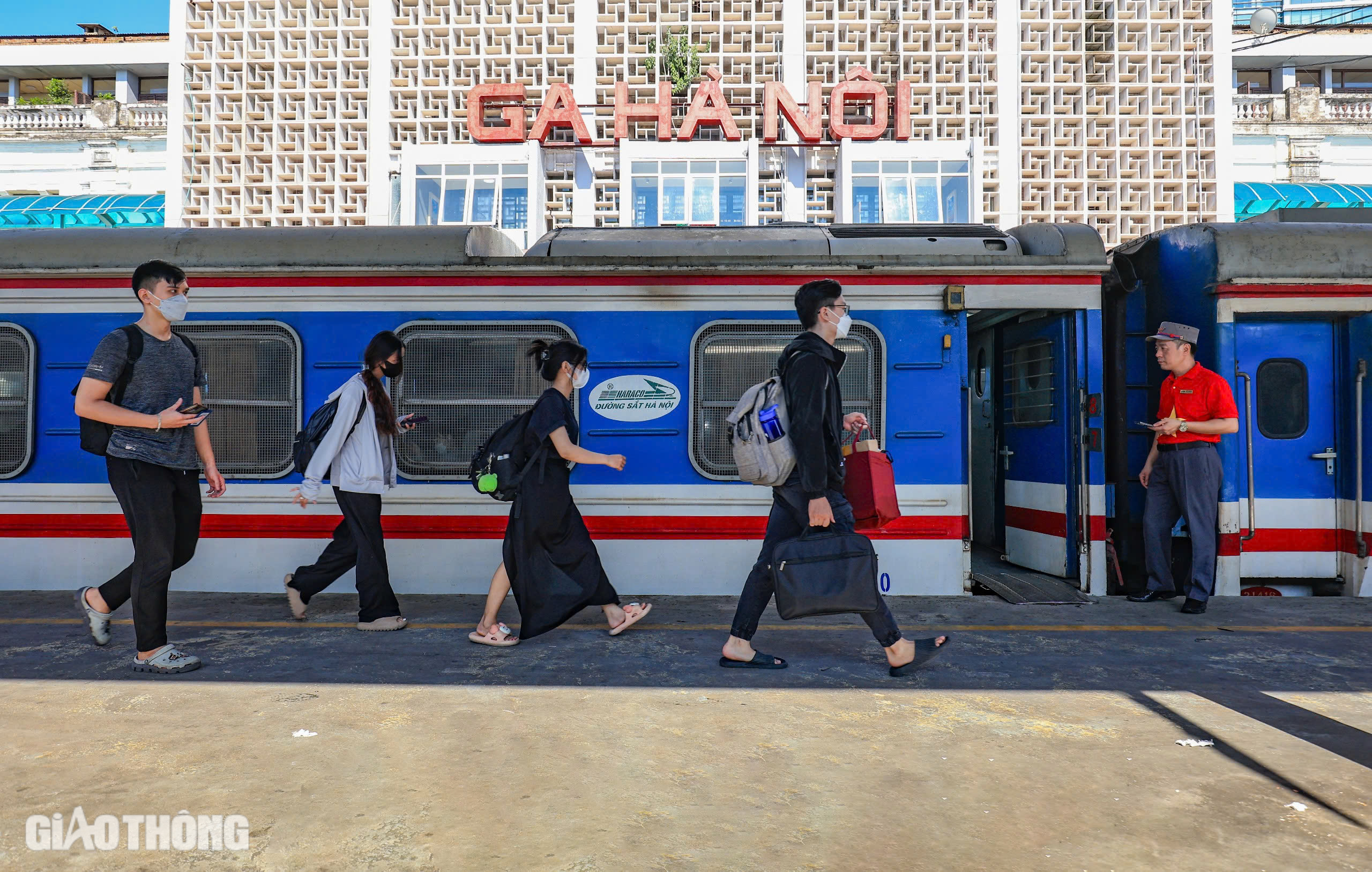 Kh&aacute;ch nườm nượp đổ về ga H&agrave; Nội, nhiều chuyến t&agrave;u "ch&aacute;y" v&eacute;- Ảnh 5.