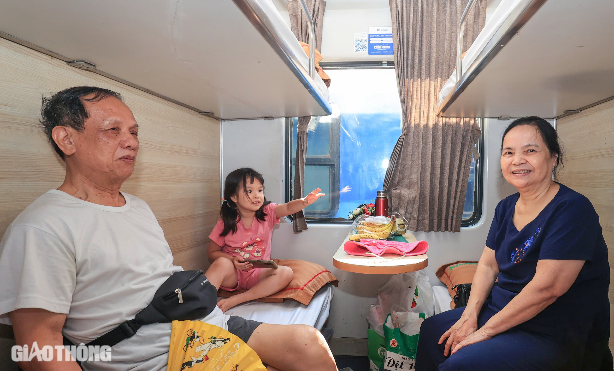 Kh&aacute;ch nườm nượp đổ về ga H&agrave; Nội, nhiều chuyến t&agrave;u "ch&aacute;y" v&eacute;- Ảnh 8.