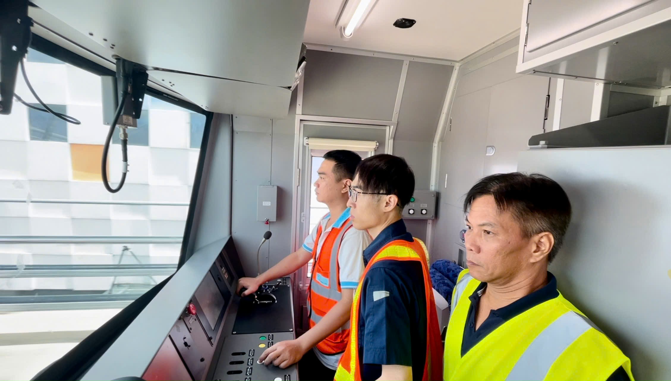 Lần đầu ti&ecirc;n người Việt vận h&agrave;nh chạy thử nghiệm to&agrave;n tuyến metro Bến Th&agrave;nh - Suối Ti&ecirc;n- Ảnh 2.