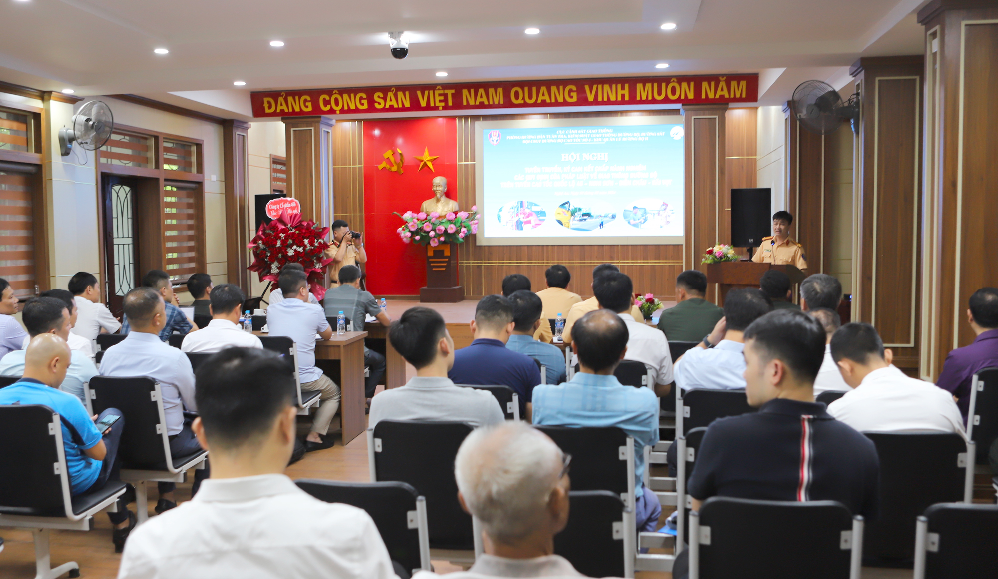 L&aacute;i xe, doanh nghiệp c&ugrave;ng tham gia đảm bảo ATGT tr&ecirc;n cao tốc mới- Ảnh 3.