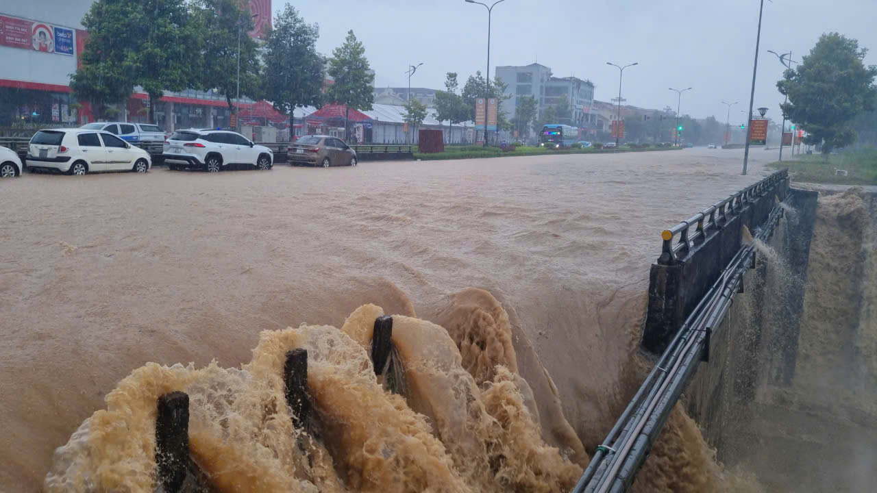 Mưa lớn g&acirc;y ngập &uacute;ng, sạt lở, chia cắt giao th&ocirc;ng nhiều tuyến đường ở L&agrave;o Cai- Ảnh 1.