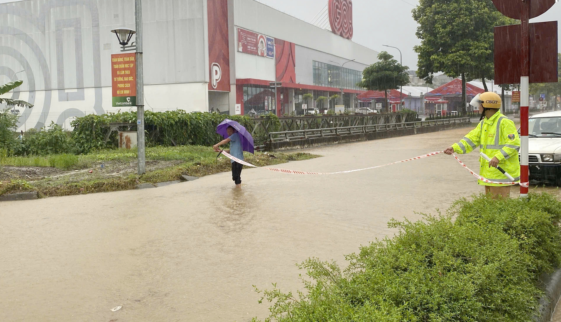 Mưa lớn g&acirc;y ngập &uacute;ng, sạt lở, chia cắt giao th&ocirc;ng nhiều tuyến đường ở L&agrave;o Cai- Ảnh 3.