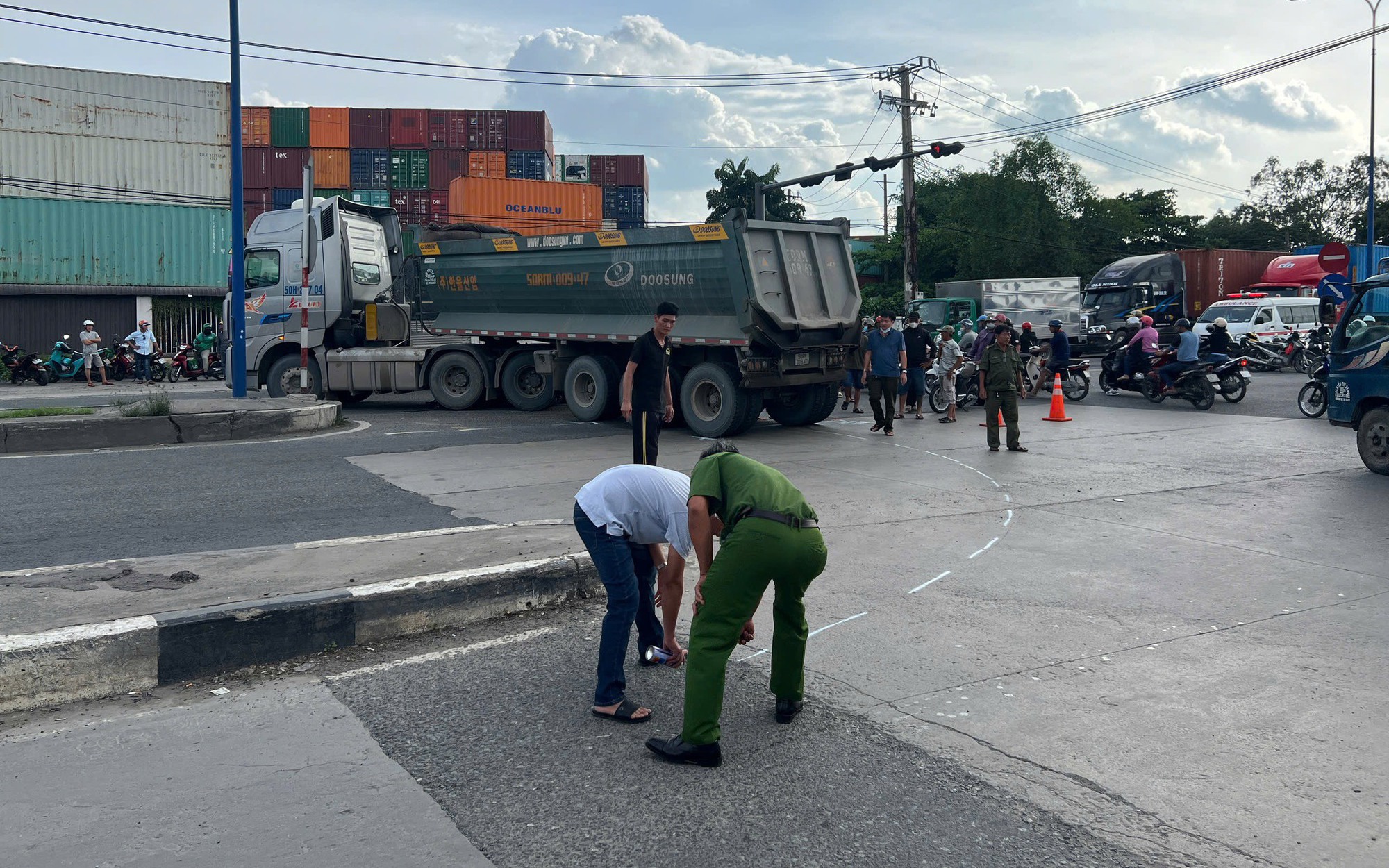 Nghi mất phanh, siêu xe Maserati lộn nhiều vòng trên đường Mai Chí Thọ- Ảnh 3. Xe đầu kéo va chạm xe máy, cụ ông tử vong thương tâm