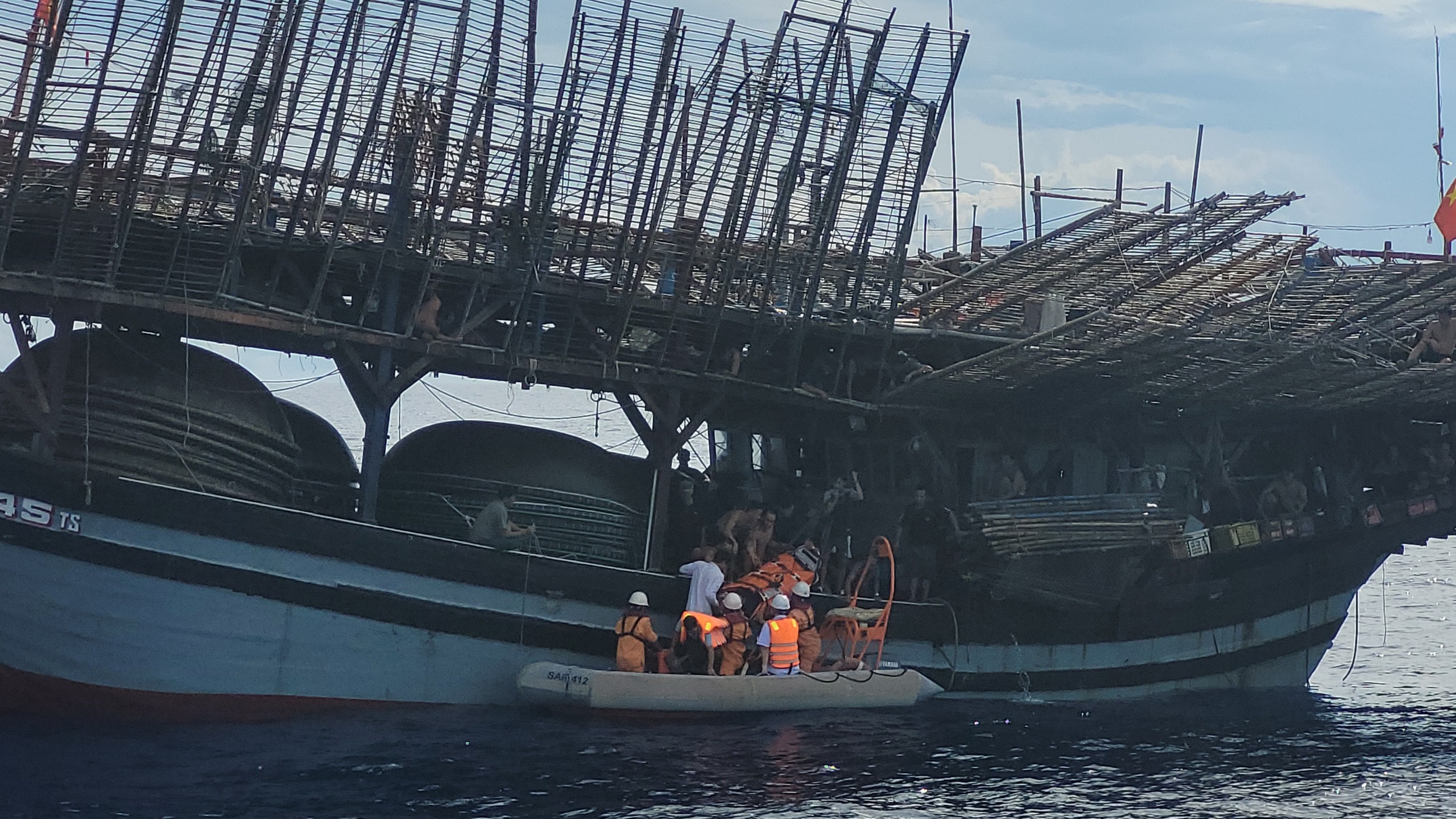 Xuyên đêm cứu thuyền viên bị tai nạn nghiêm trọng trên vùng biển Đà Nẵng- Ảnh 1. Xuyên đêm cứu thuyền viên bị tai nạn nghiêm trọng trên vùng biển Đà Nẵng- Ảnh 1.