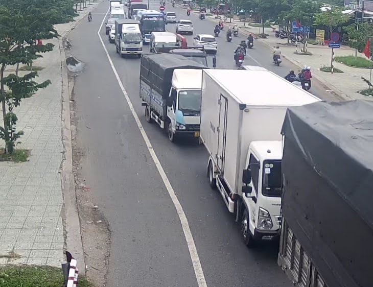 CSGT tuần tra cơ động, d&ugrave;ng flycam ph&aacute;t hiện xe đi sai l&agrave;n tr&ecirc;n cao tốc TP.HCM - Cần Thơ- Ảnh 2.
