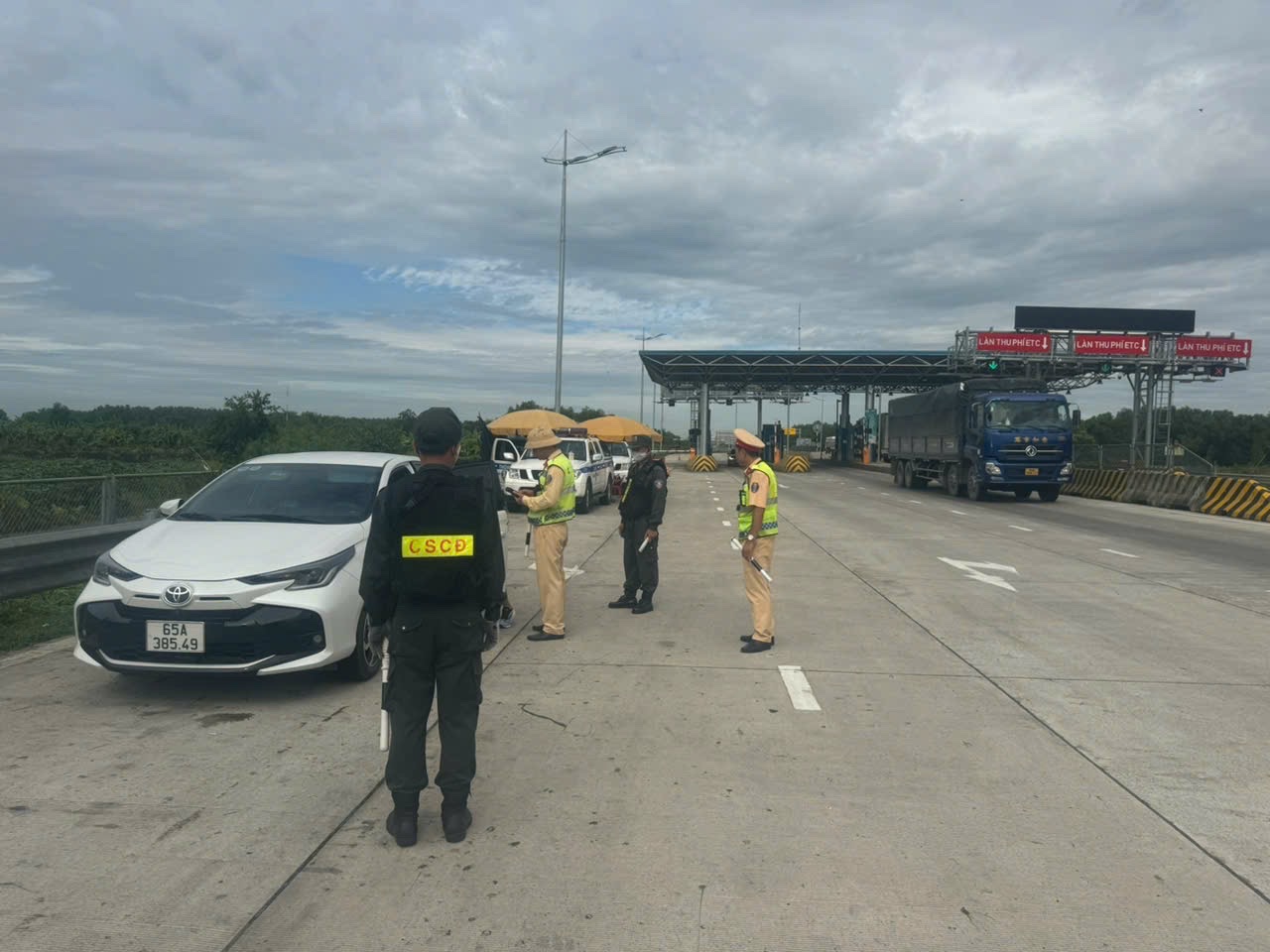 CSGT khuyến c&aacute;o h&agrave;nh vi nguy cơ g&acirc;y tai nạn tr&ecirc;n tuyến cao tốc dịp nghỉ lễ - Ảnh 4.