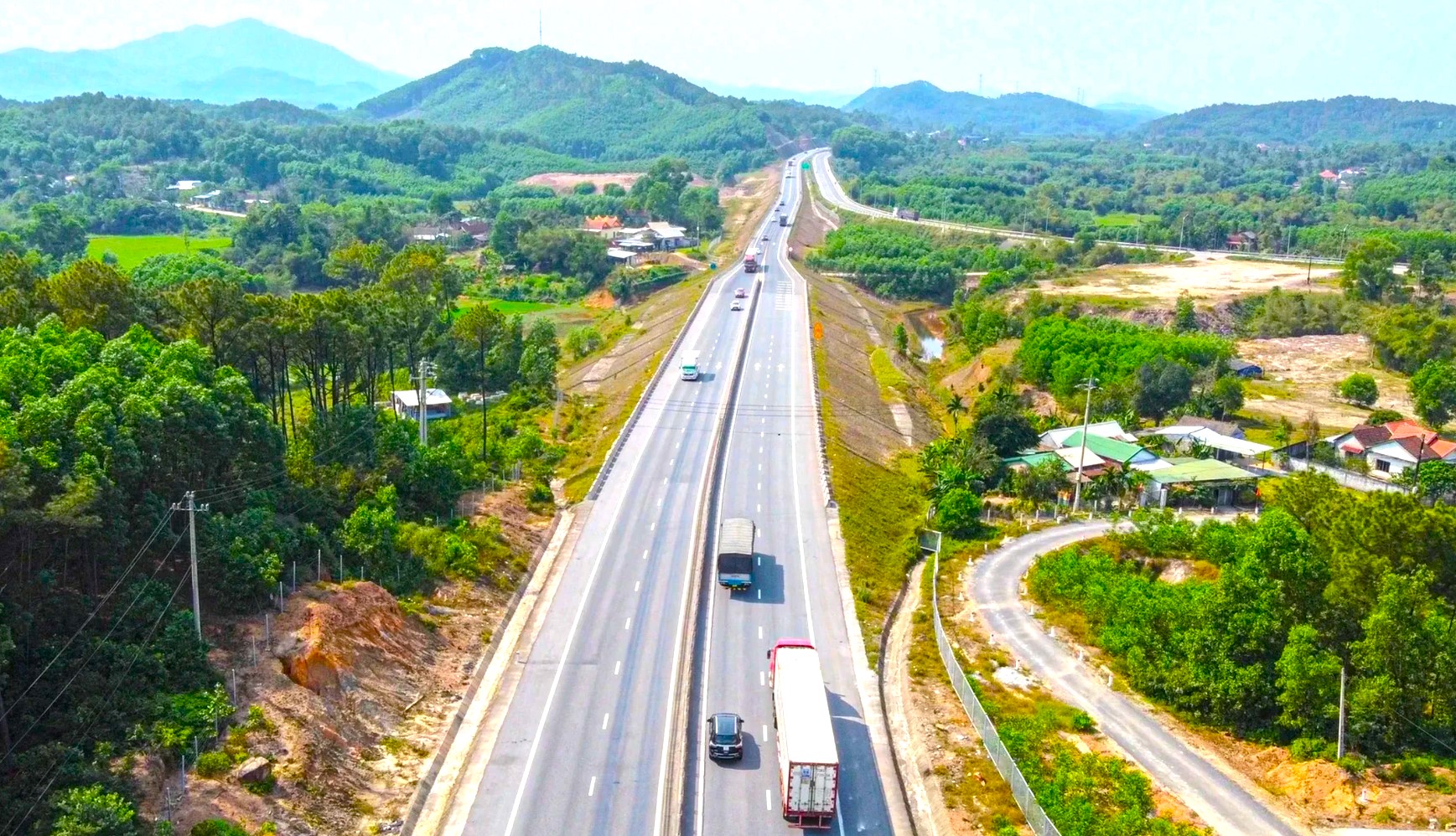 Hoàn thành mở rộng cao tốc Cam Lộ - La Sơn trong năm 2025- Ảnh 1. Hoàn thành mở rộng cao tốc Cam Lộ - La Sơn trong năm 2025- Ảnh 1.