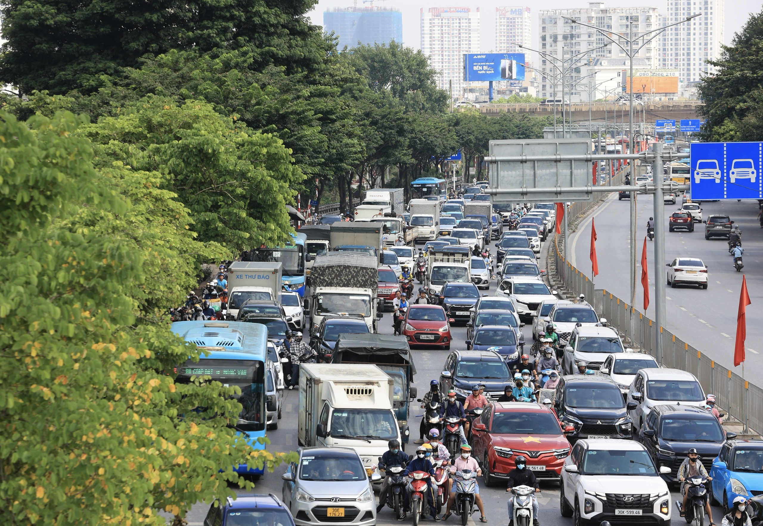 Đường phố ken đặc người, xe ng&agrave;y đầu nghỉ lễ 2/9- Ảnh 7.