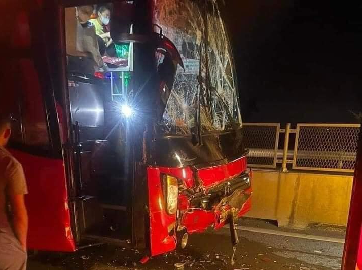 Hai sự cố va chạm trong đ&ecirc;m tr&ecirc;n cao tốc Mai Sơn - QL45, giao th&ocirc;ng &aacute;ch tắc nhiều giờ- Ảnh 2.