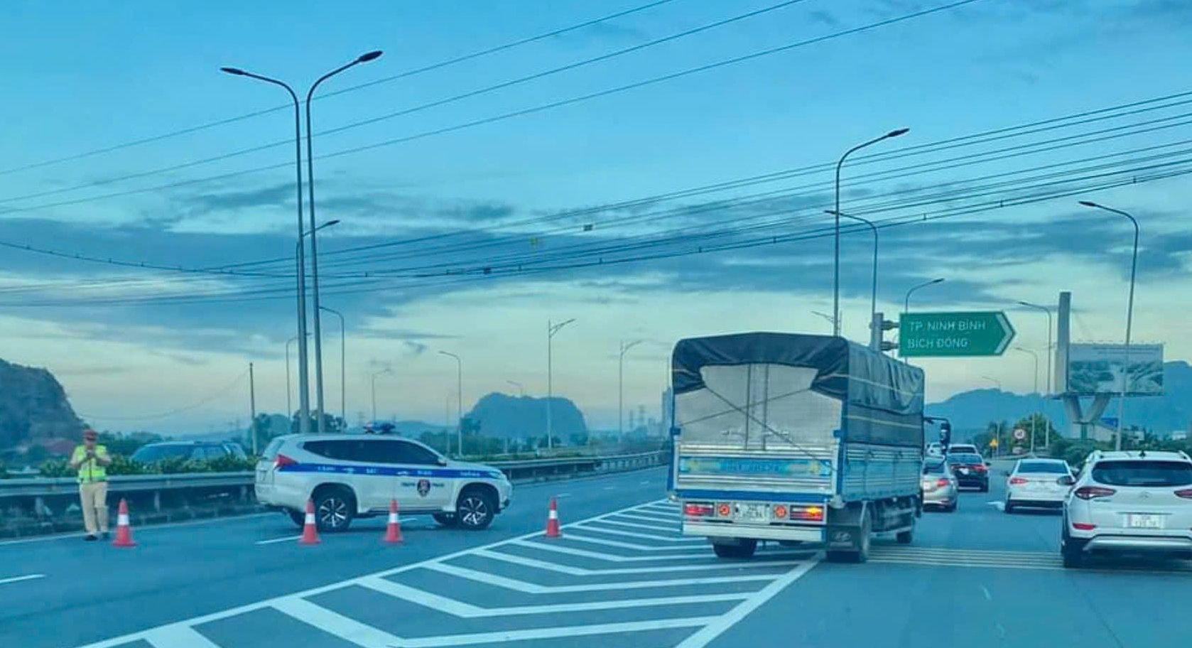 Hai sự cố va chạm trong đ&ecirc;m tr&ecirc;n cao tốc Mai Sơn - QL45, giao th&ocirc;ng &aacute;ch tắc nhiều giờ- Ảnh 3.