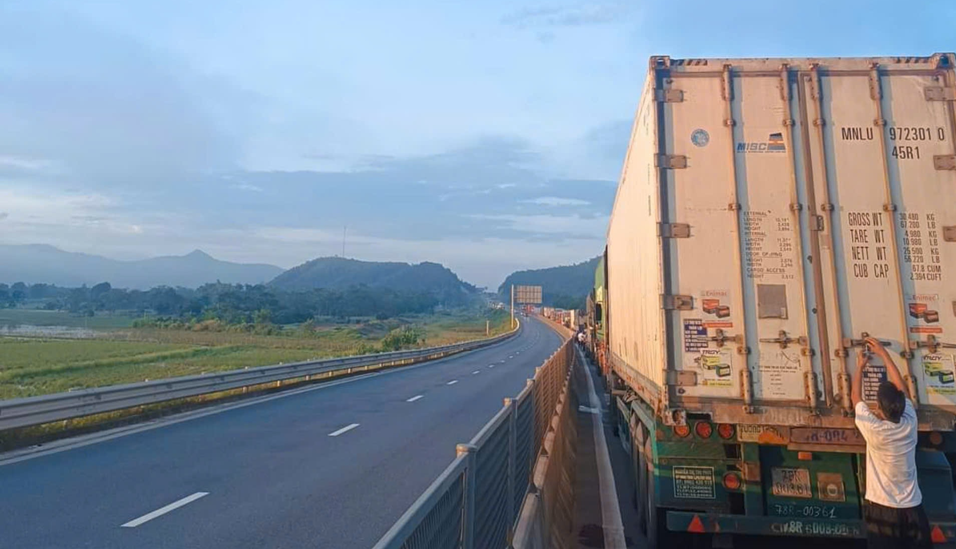 Hai sự cố va chạm trong đ&ecirc;m tr&ecirc;n cao tốc Mai Sơn - QL45, giao th&ocirc;ng &aacute;ch tắc nhiều giờ- Ảnh 4.