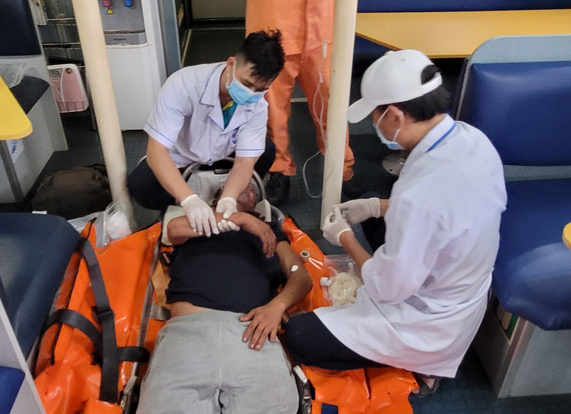 Xuyên đêm cứu thuyền viên bị tai nạn nghiêm trọng trên vùng biển Đà Nẵng- Ảnh 2. Xuyên đêm cứu thuyền viên bị tai nạn nghiêm trọng trên vùng biển Đà Nẵng- Ảnh 2.
