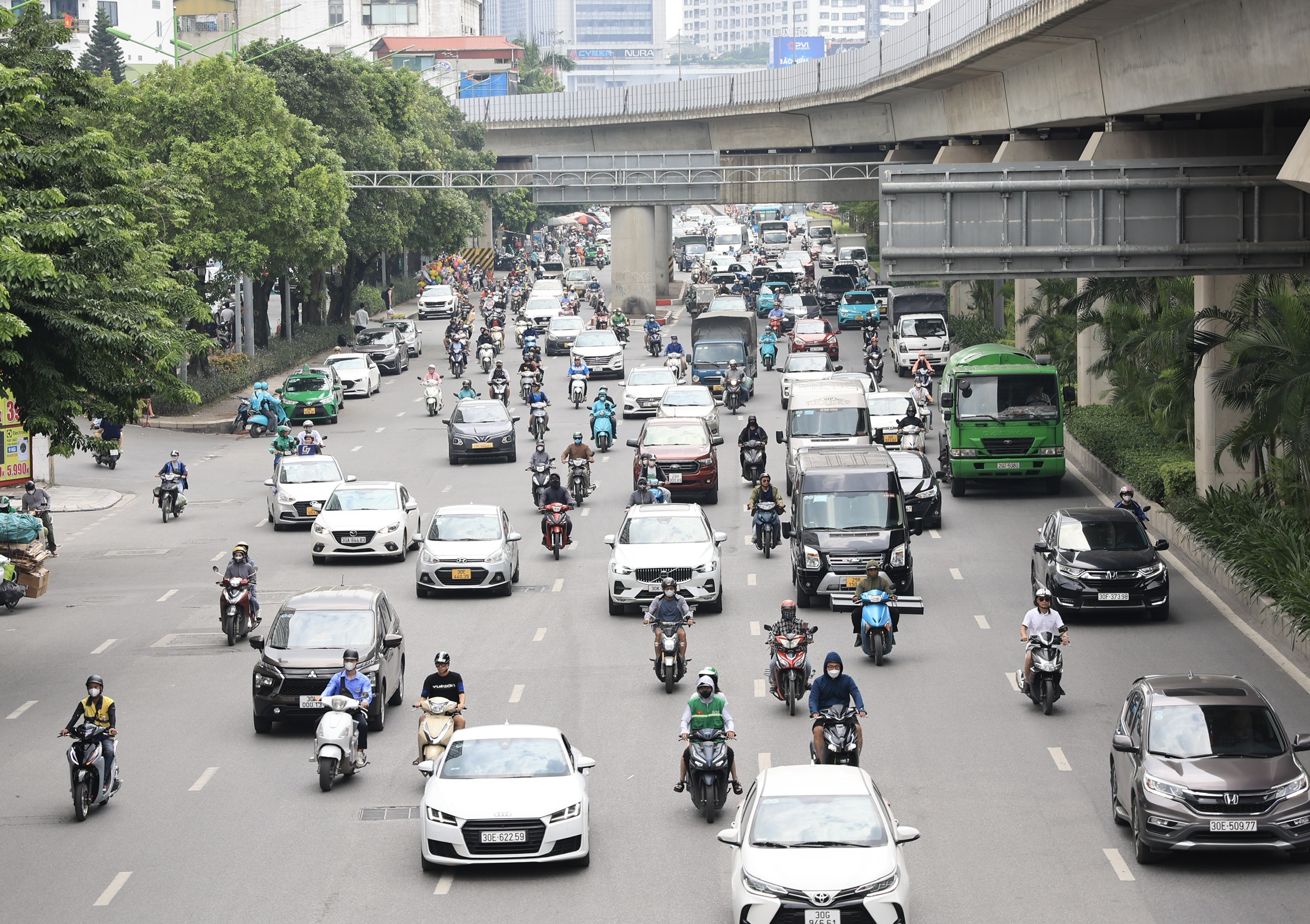 Đường phố ken đặc người, xe ng&agrave;y đầu nghỉ lễ 2/9- Ảnh 12.