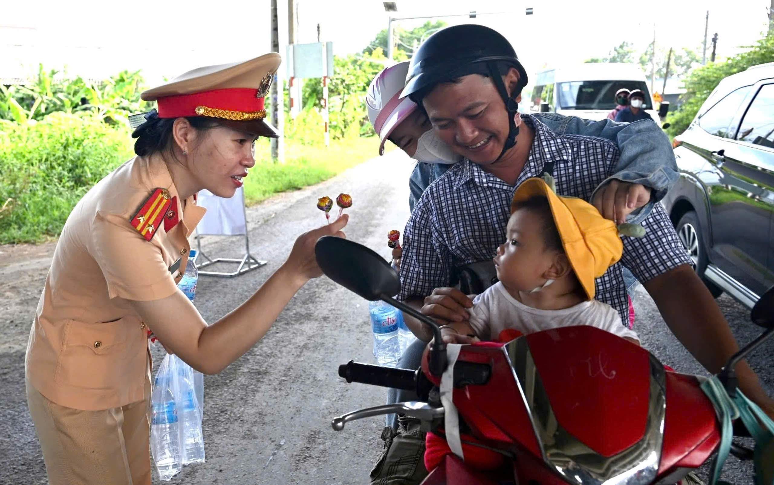 Ph&aacute;t nước, kẹo miễn ph&iacute; cho b&agrave; con tr&ecirc;n đường về qu&ecirc; nghỉ lễ 2/9- Ảnh 2.