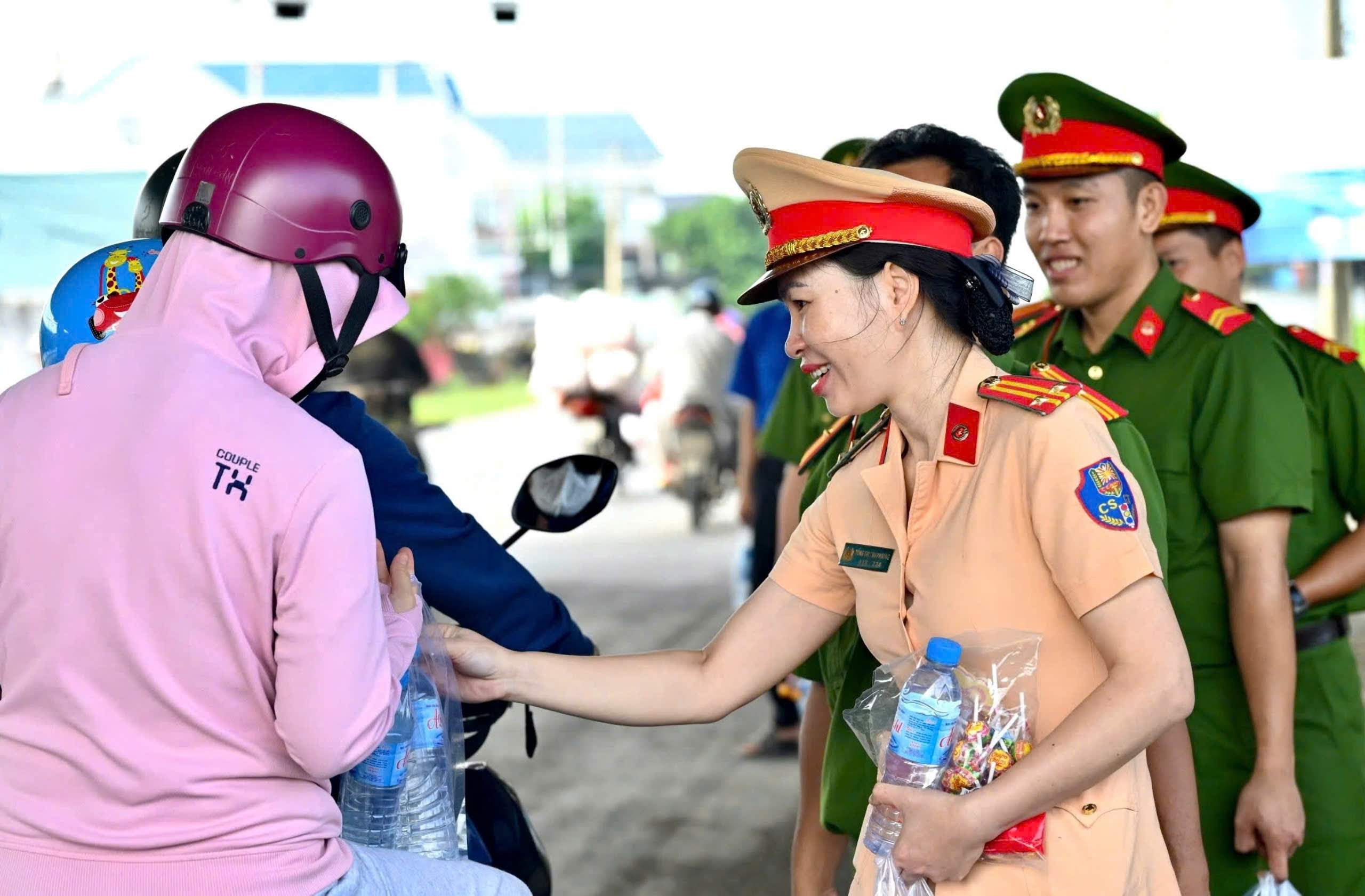 Ph&aacute;t nước, kẹo miễn ph&iacute; cho b&agrave; con tr&ecirc;n đường về qu&ecirc; nghỉ lễ 2/9- Ảnh 1.