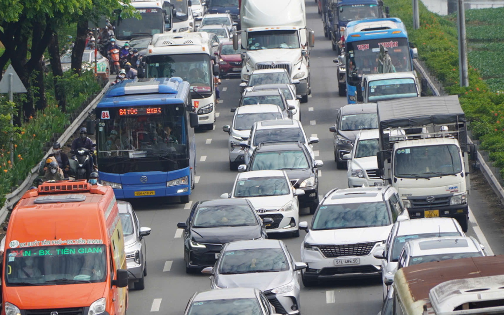 Cửa ng&otilde; miền T&acirc;y kẹt cứng, n&uacute;t giao An Ph&uacute; &ugrave;n ứ nhẹ trong ng&agrave;y đầu nghỉ lễ