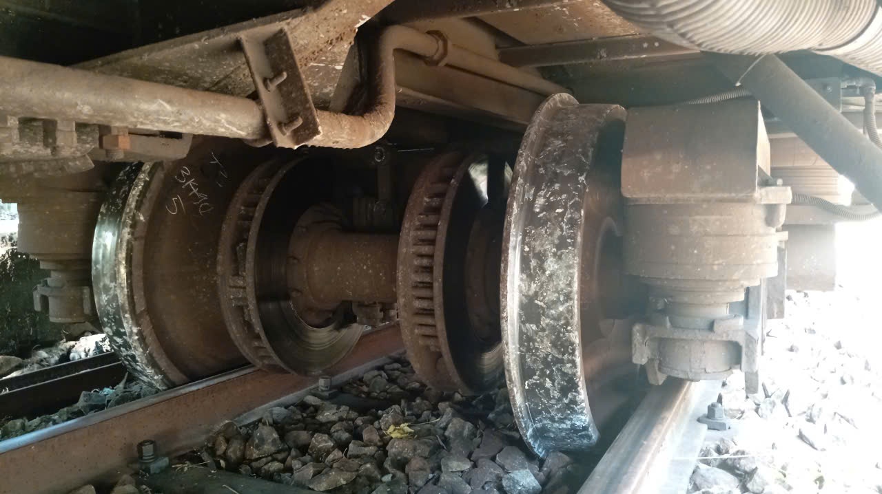 Th&ocirc;ng tuyến đường sắt sau sự cố t&agrave;u SE2 bị trật b&aacute;nh ở Thừa Thi&ecirc;n Huế- Ảnh 1.