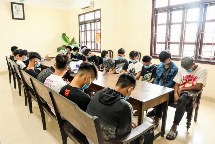 23 thanh thiếu ni&ecirc;n bị khởi tố v&igrave; đi xe m&aacute;y lạng l&aacute;ch, bốc đầu tr&ecirc;n đường- Ảnh 1.