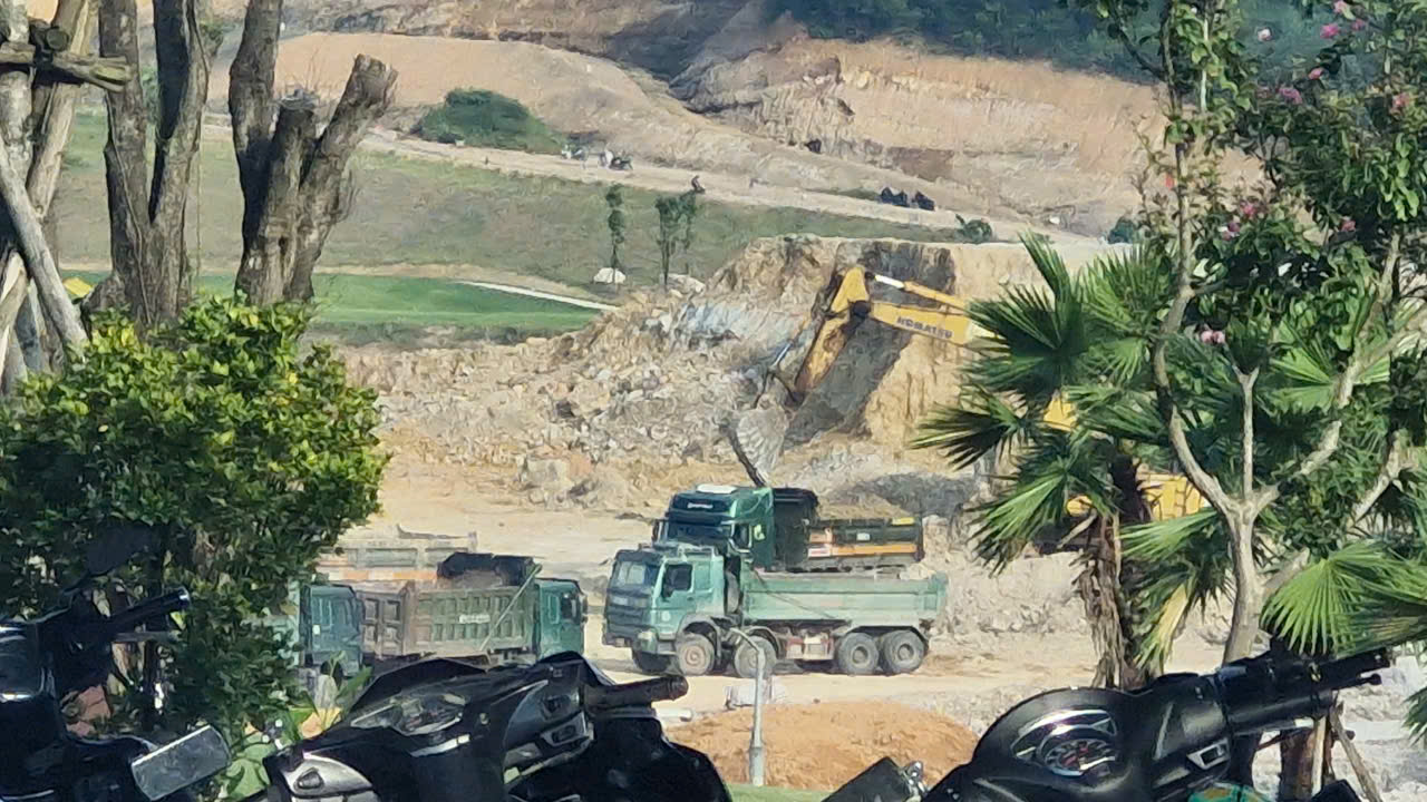 Để xe chở qu&aacute; tải, g&acirc;y &ocirc; nhiễm, nh&agrave; thầu v&agrave; chủ đầu tư s&acirc;n golf đổ lỗi cho nhau- Ảnh 2.