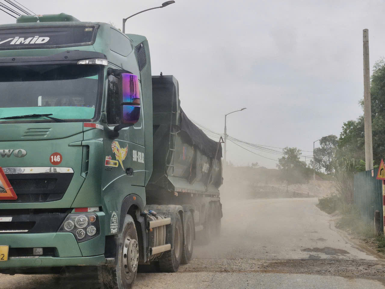 Để xe chở qu&aacute; tải, g&acirc;y &ocirc; nhiễm, nh&agrave; thầu v&agrave; chủ đầu tư s&acirc;n golf đổ lỗi cho nhau- Ảnh 14.