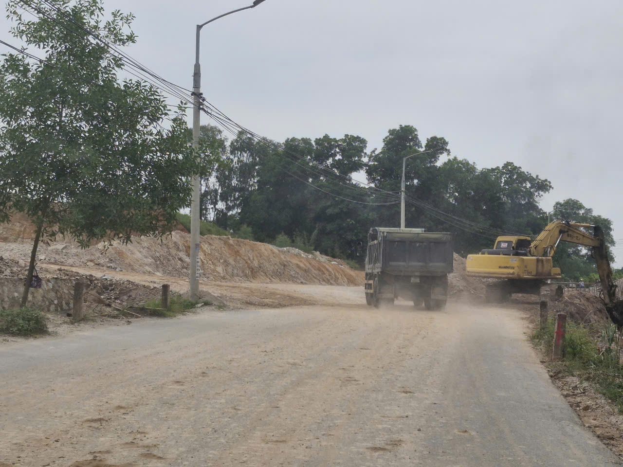 Để xe chở qu&aacute; tải, g&acirc;y &ocirc; nhiễm, nh&agrave; thầu v&agrave; chủ đầu tư s&acirc;n golf đổ lỗi cho nhau- Ảnh 4.