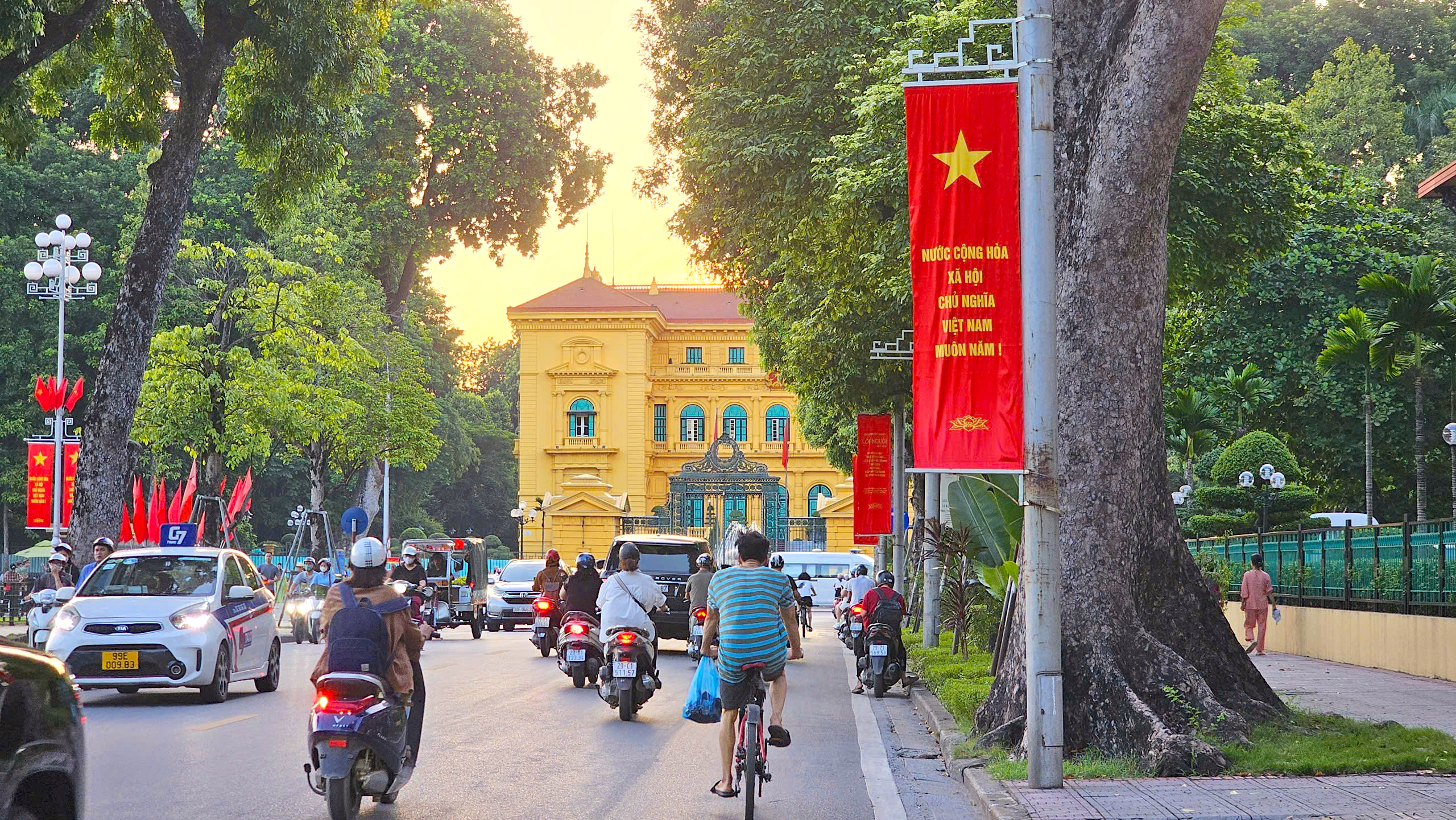 Đường phố H&agrave; Nội trang ho&agrave;ng rực rỡ mừng Quốc kh&aacute;nh 2/9- Ảnh 1.