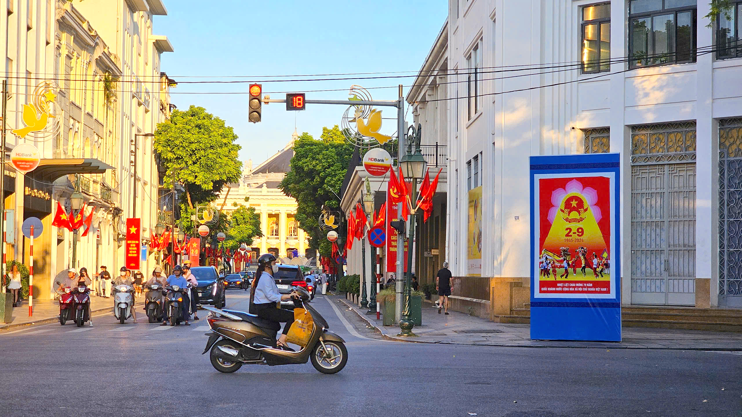 Đường phố H&agrave; Nội trang ho&agrave;ng rực rỡ mừng Quốc kh&aacute;nh 2/9- Ảnh 10.